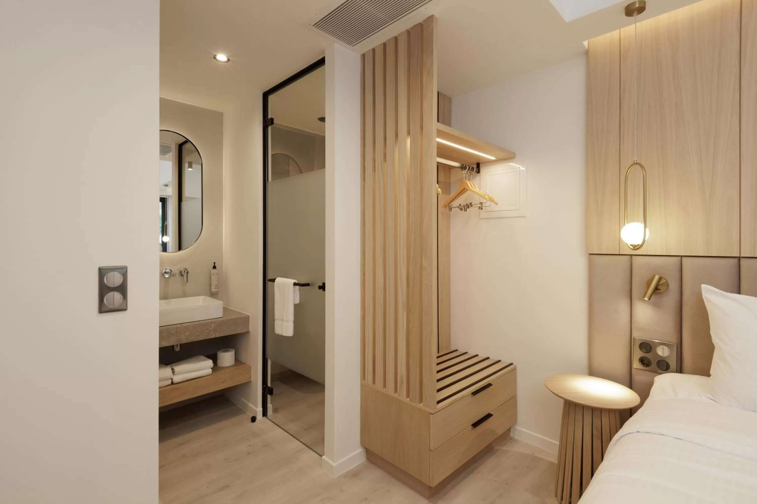 Shower, Bed in Hilton Garden Inn Athens Syggrou Avenue