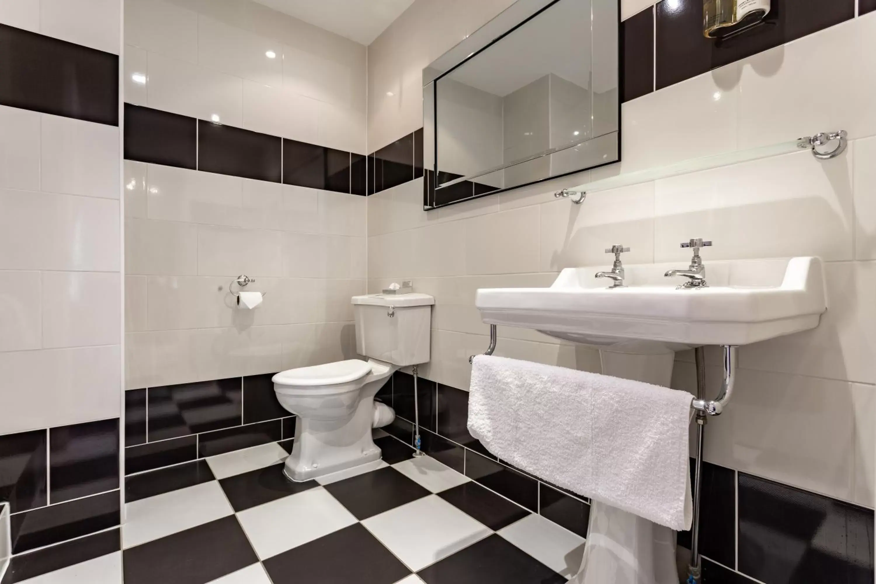 Bathroom in Woodland Manor Hotel