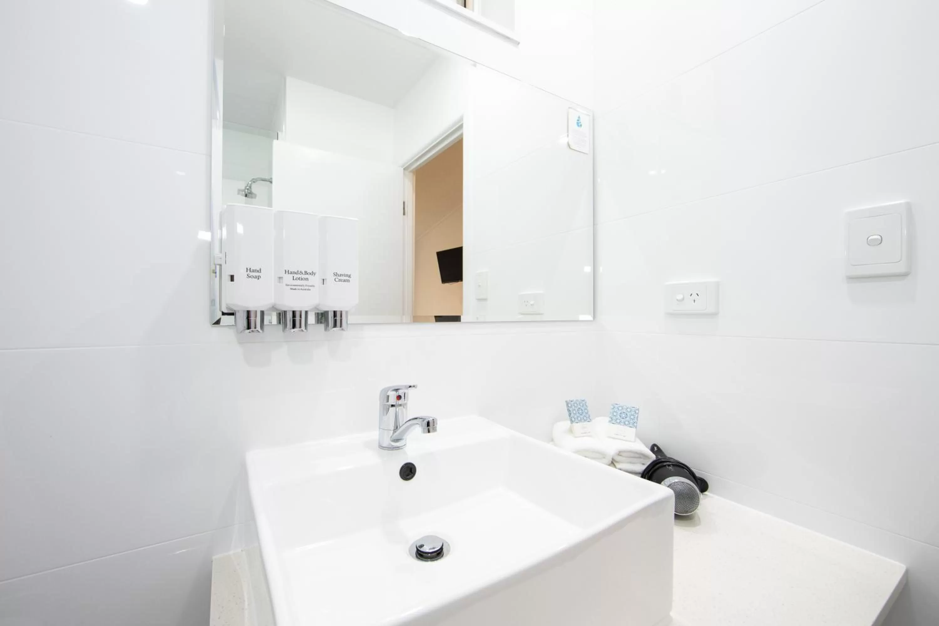 Bathroom in New England Motor Lodge