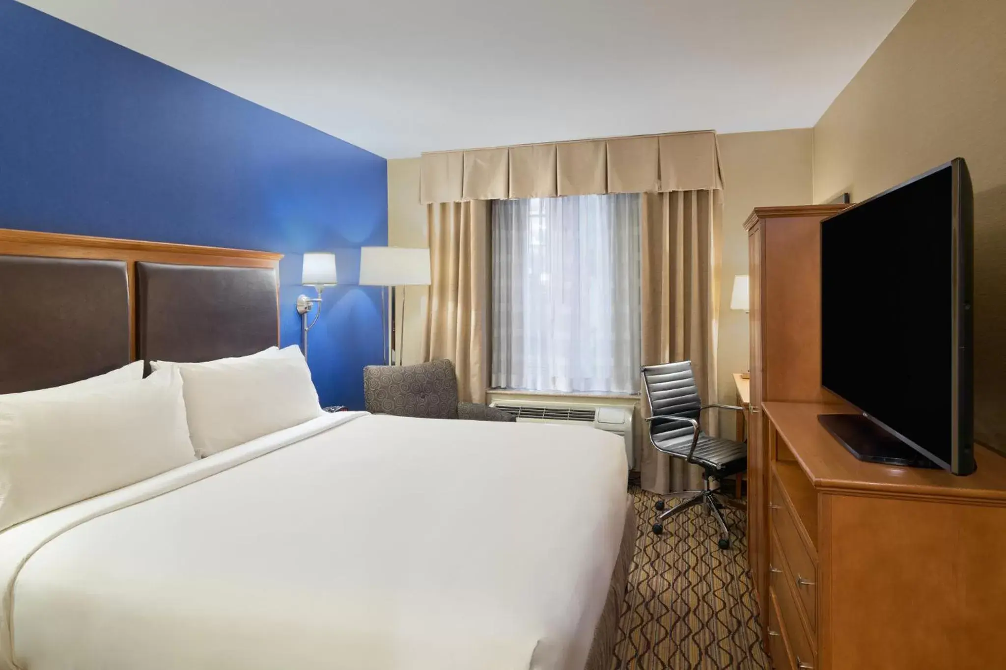 Photo of the whole room, Bed in Holiday Inn Express New York City Chelsea, an IHG Hotel