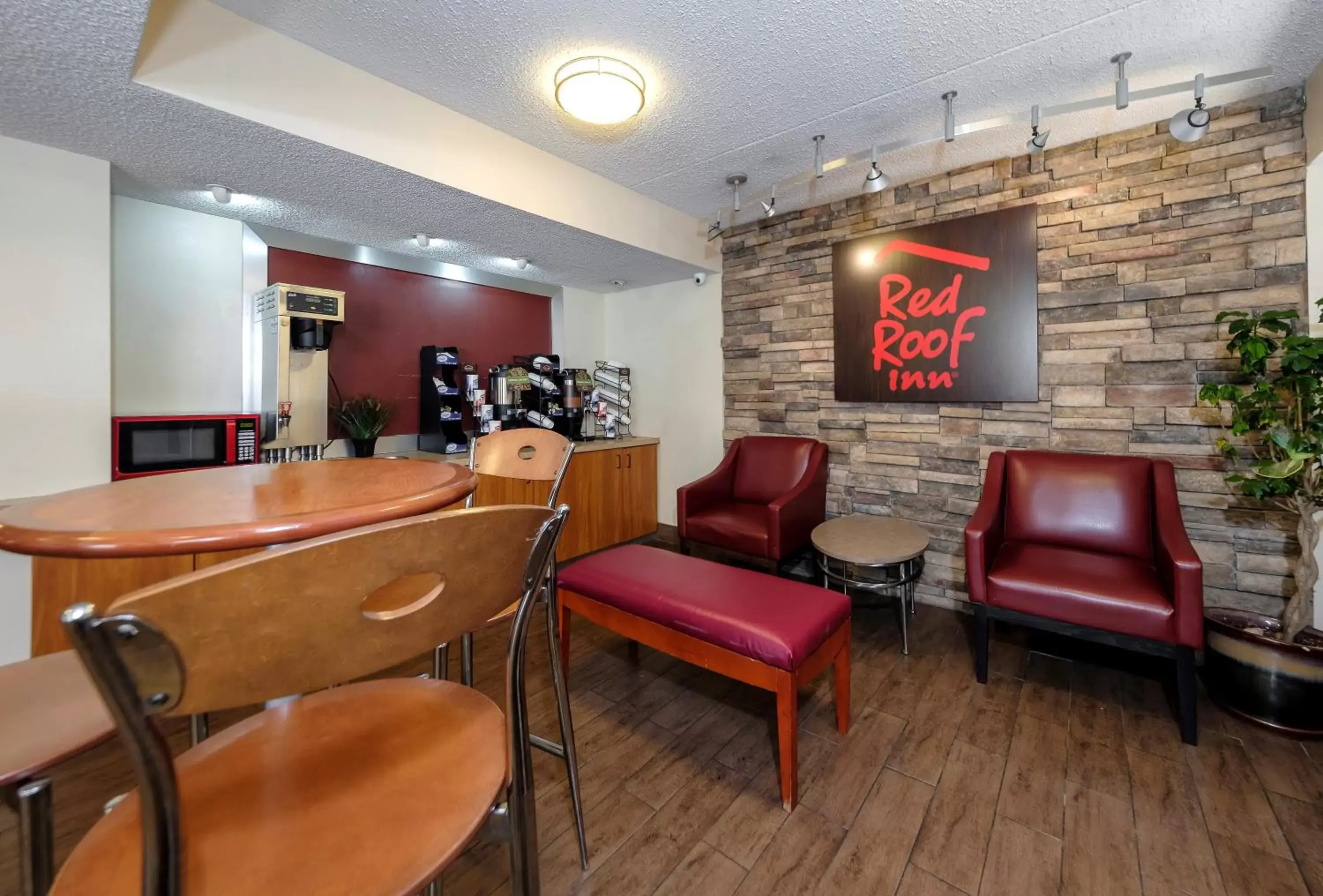 Lobby or reception, Lounge/Bar in Red Roof Inn Dallas - DFW Airport North