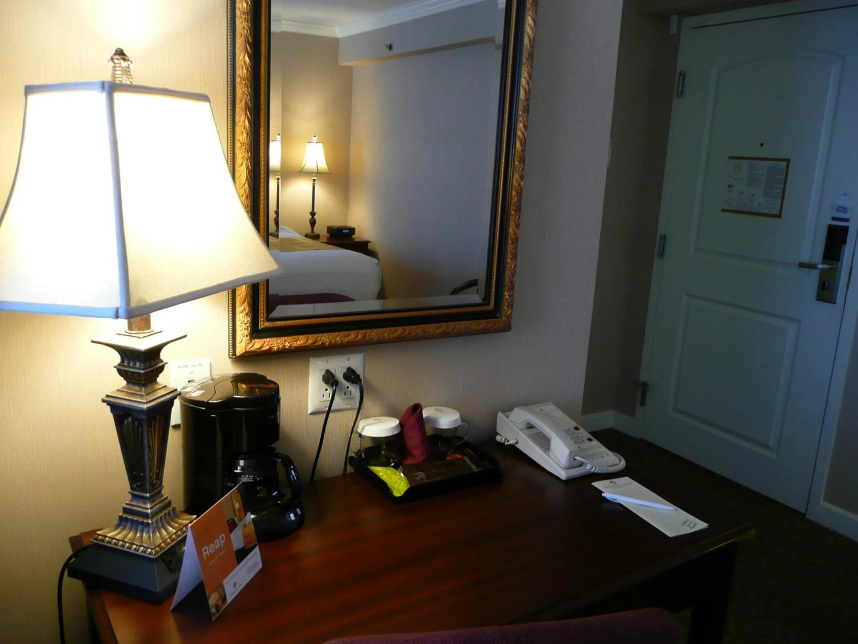 Photo of the whole room, Bed in The Wilshire Grand Hotel