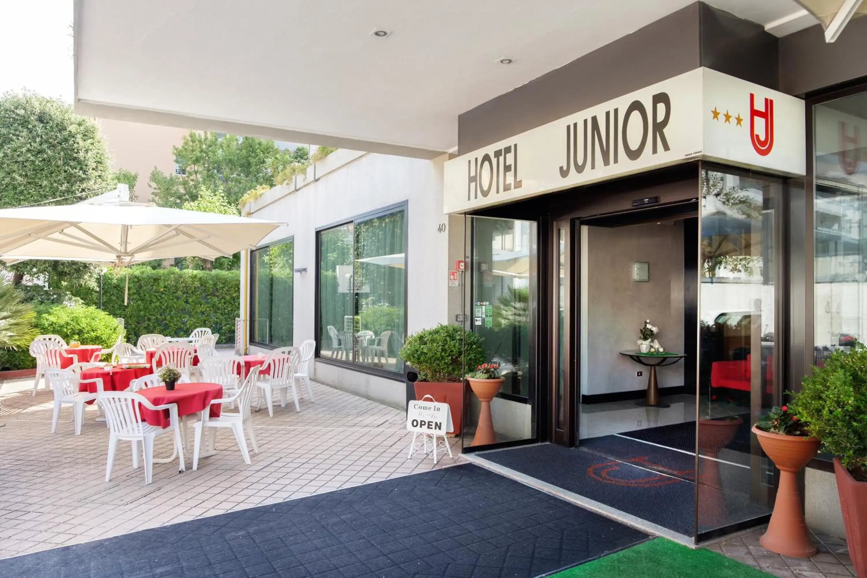 Facade/entrance in Hotel Junior