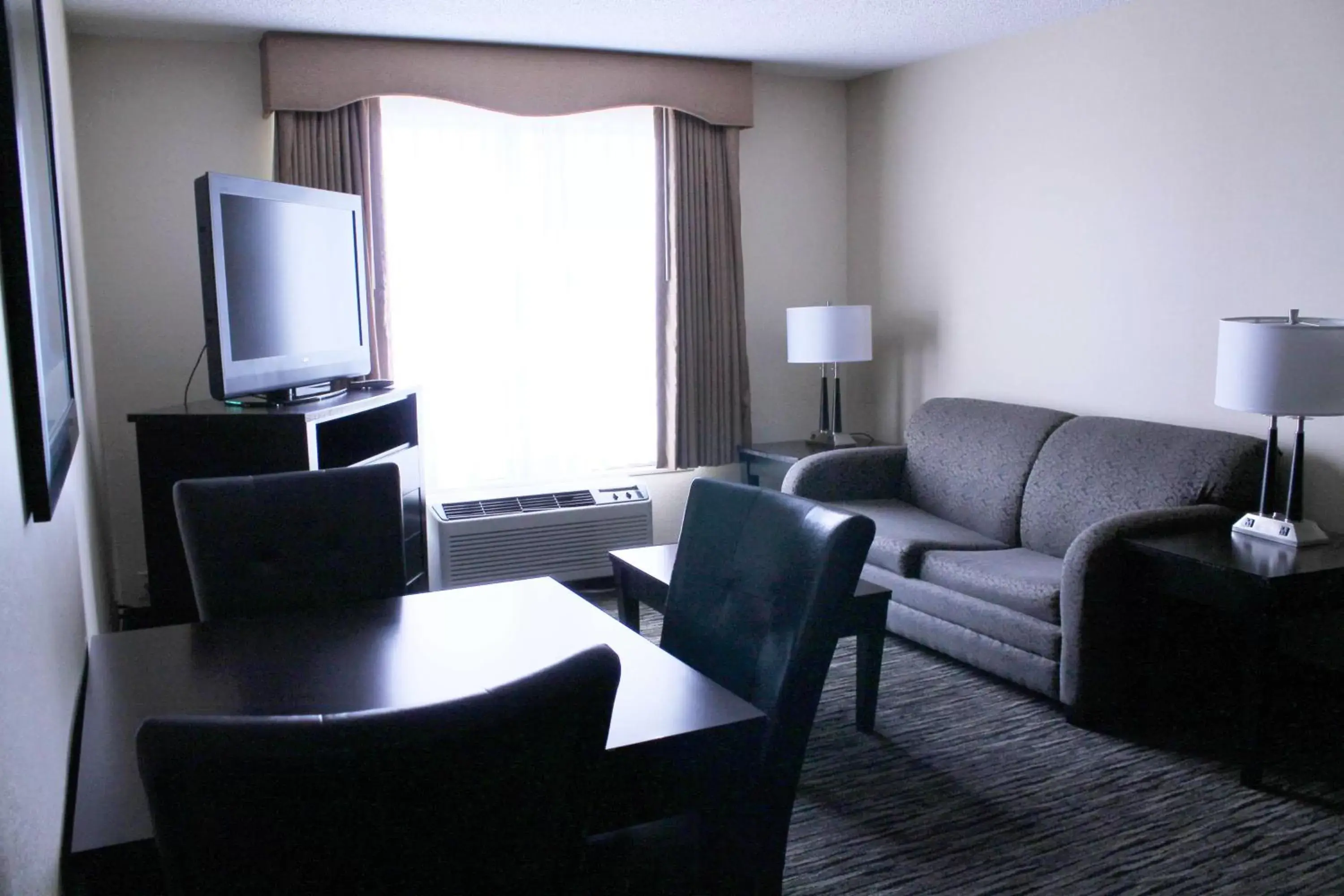 Bed, Seating Area in DoubleTree by Hilton Springdale