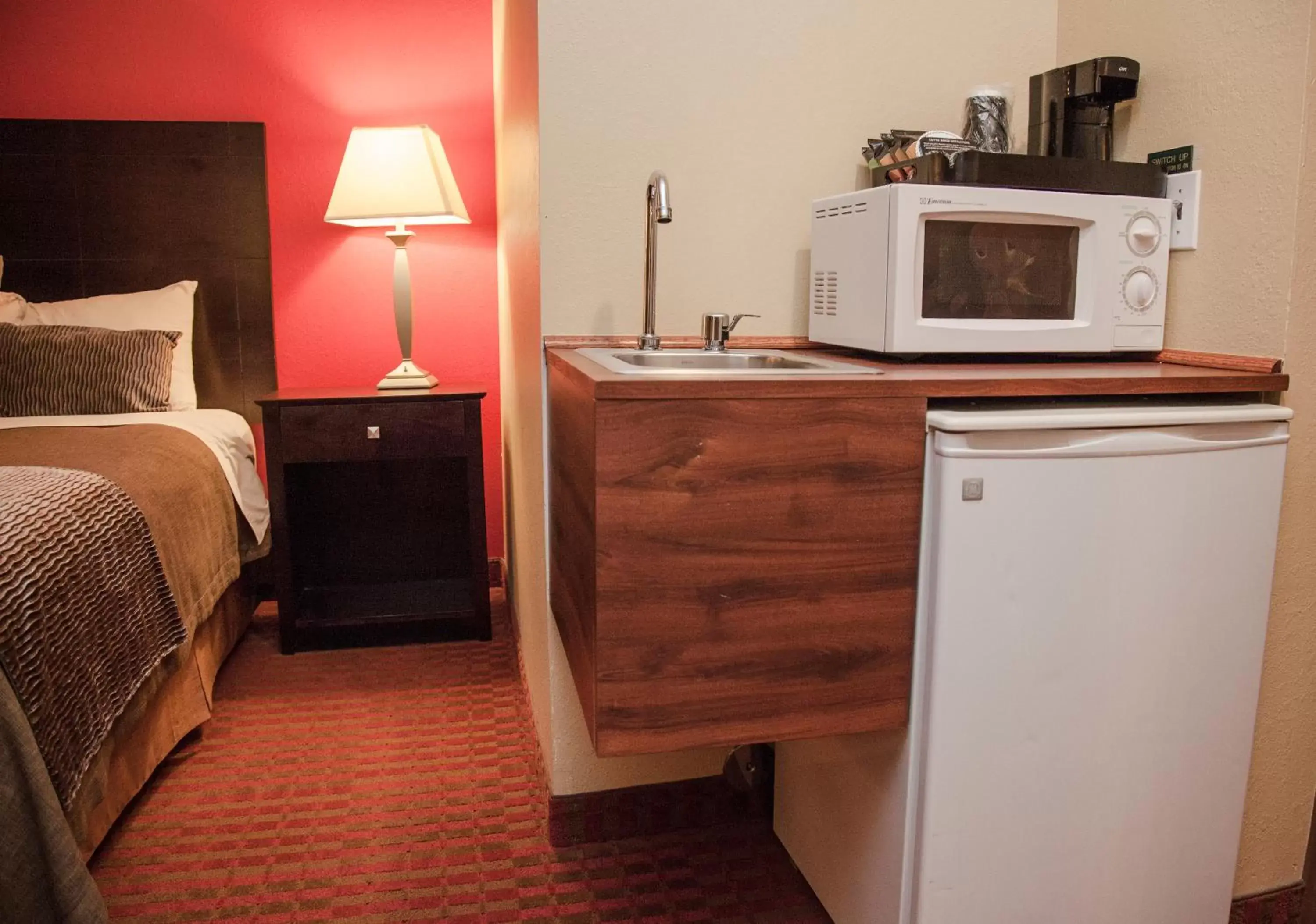 Coffee/tea facilities, Kitchen/Kitchenette in Comfort Inn & Suites at I-74 and 155