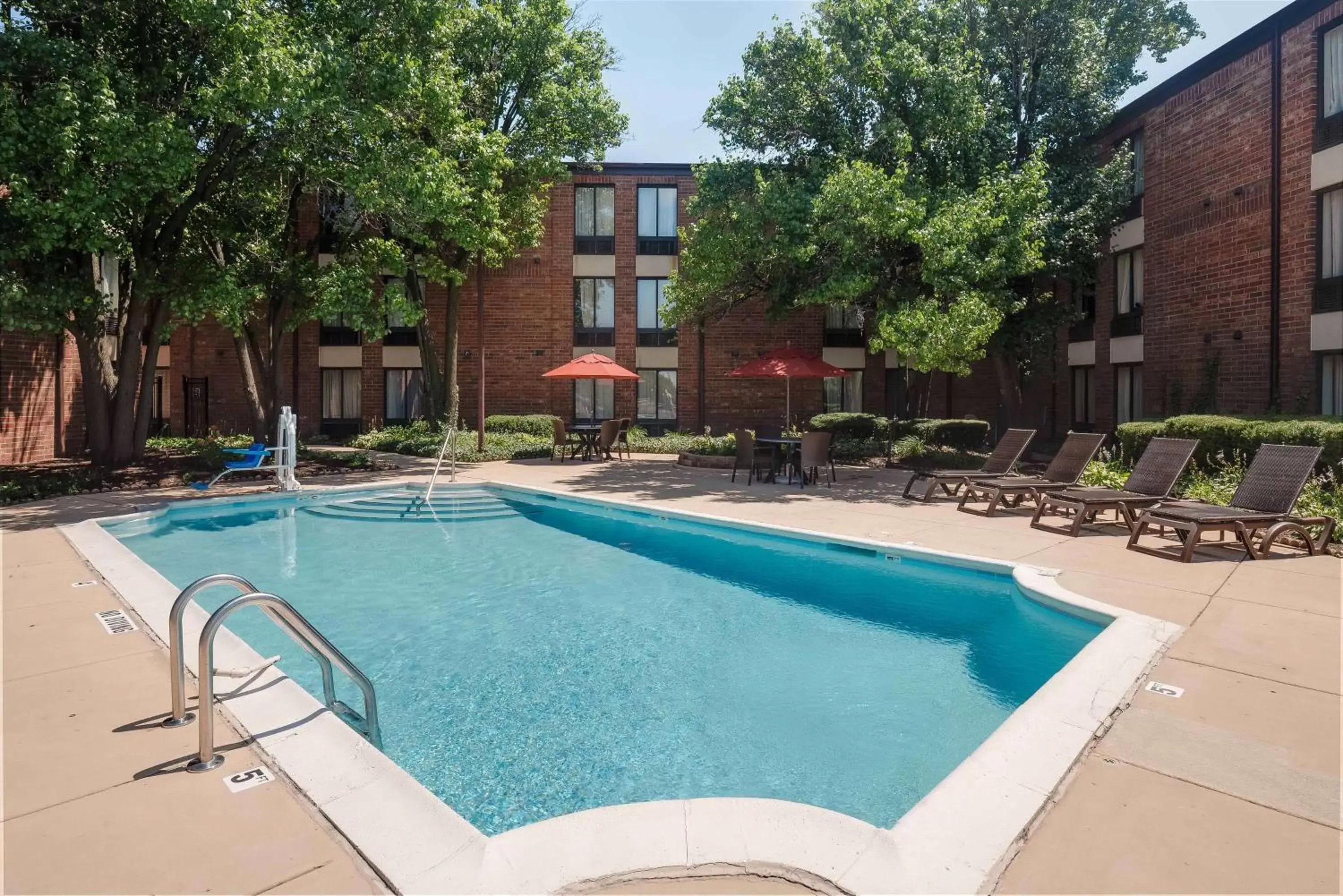 Pool view, Swimming Pool in Best Western Chicago - Downers Grove