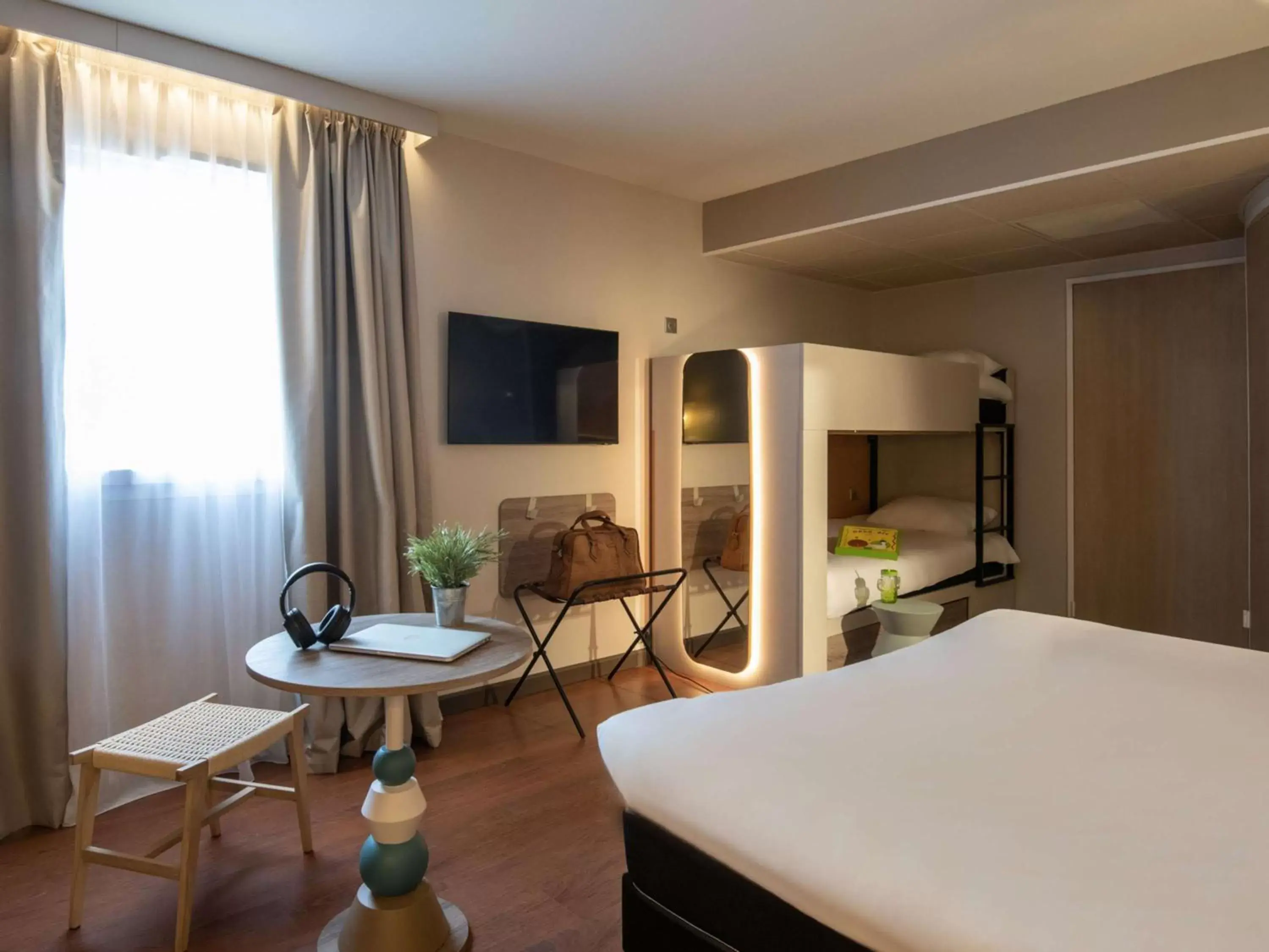 Bedroom, TV/Entertainment Center in ibis Golfe de Saint-Tropez