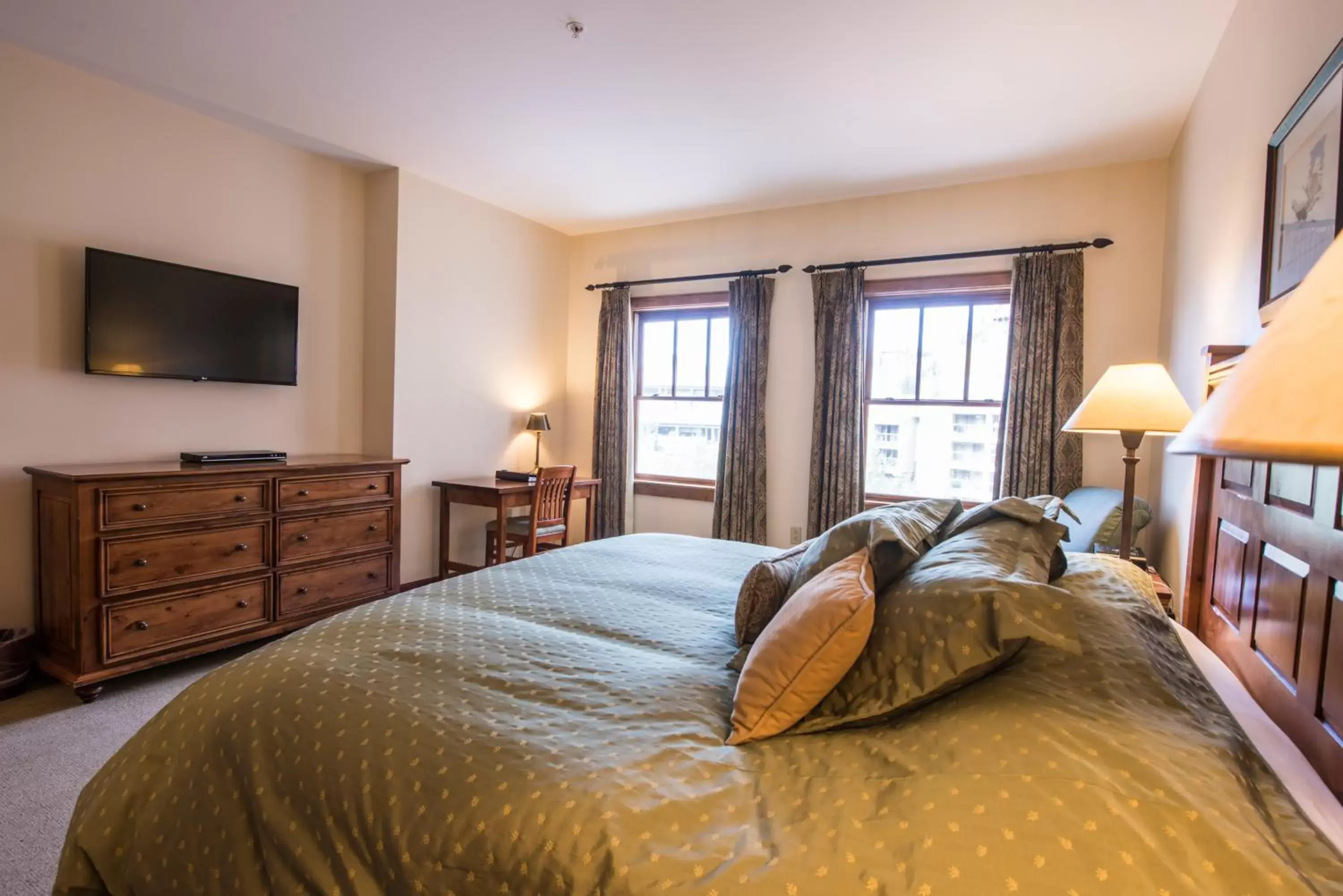 Bedroom, Bed in The Lodge at Mountaineer Square