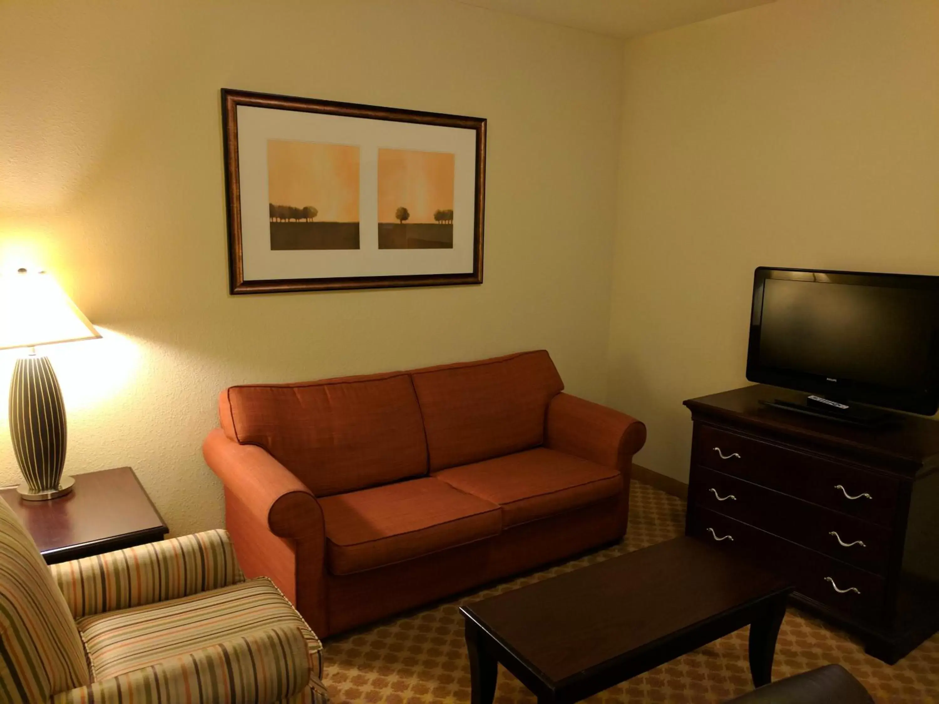 Living room, Seating Area in Country Inn & Suites by Radisson, Tallahassee Northwest I-10, FL