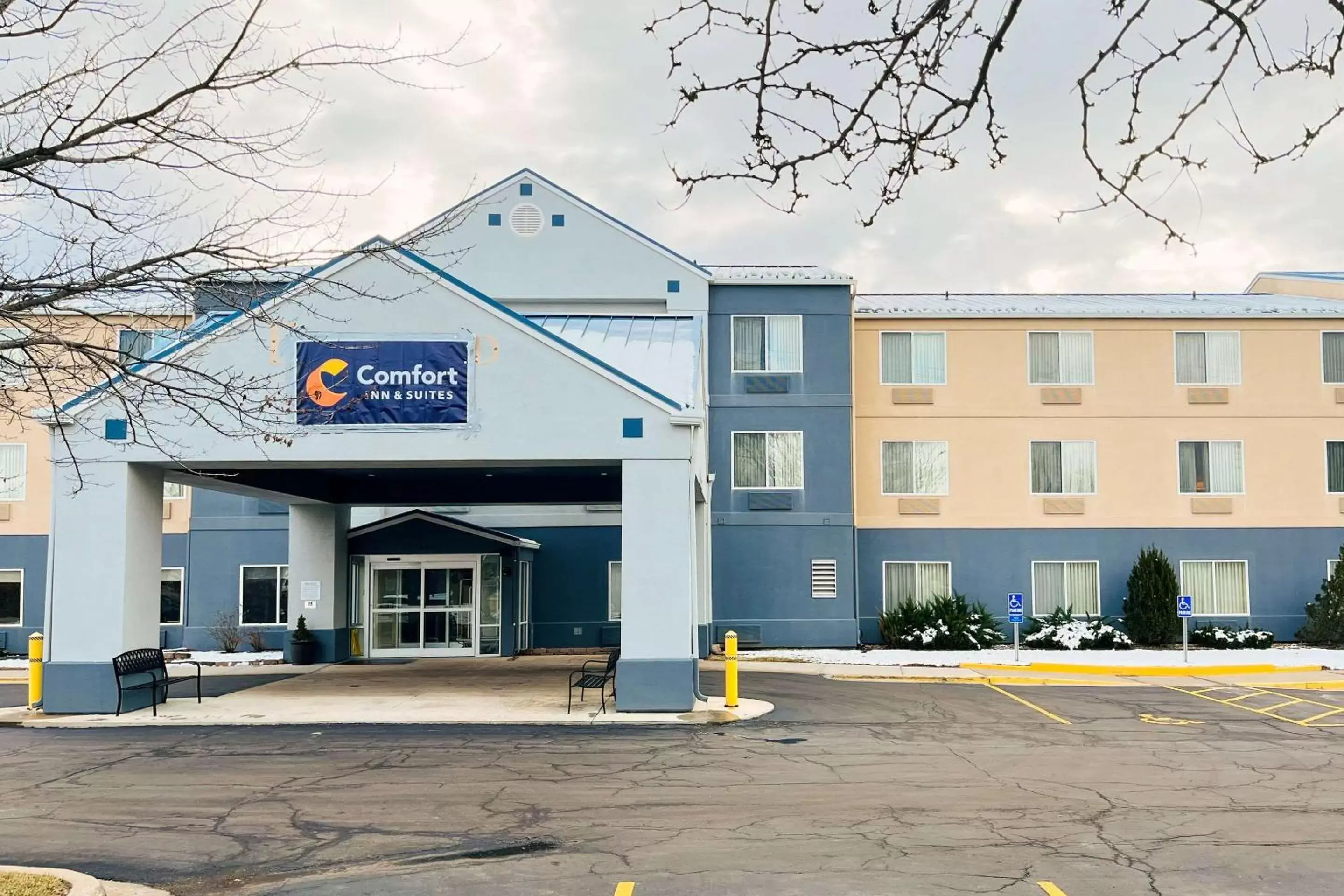 Property Building in Comfort Inn & Suites Olathe - Kansas City