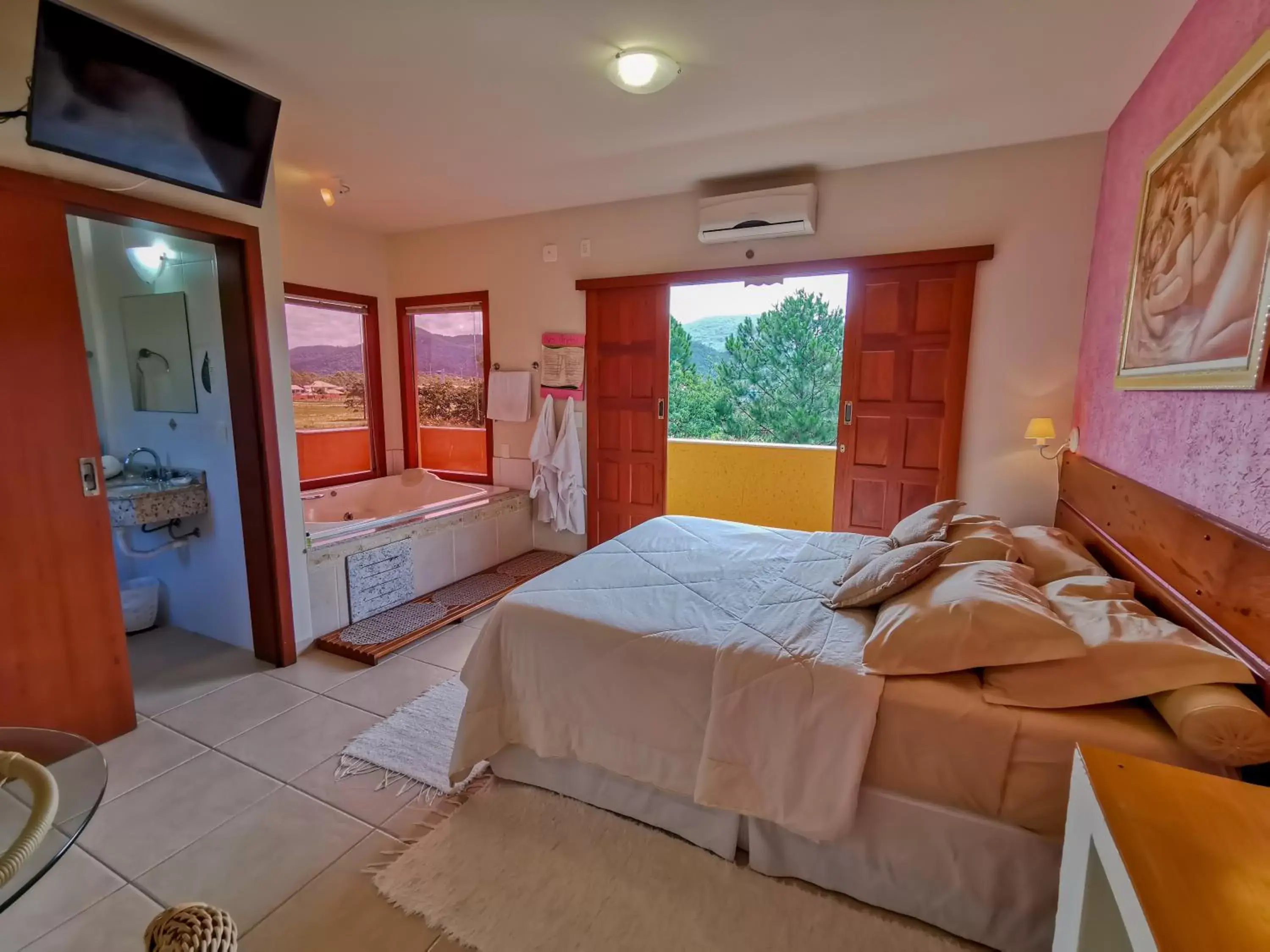 Queen Suite with Spa Bath and Environmental Reserve Mountain View in Pousada Ilha dos Anjos Queen Suite with Spa Bath and Environmental Reserve Mountain View in Pousada Ilha dos Anjos