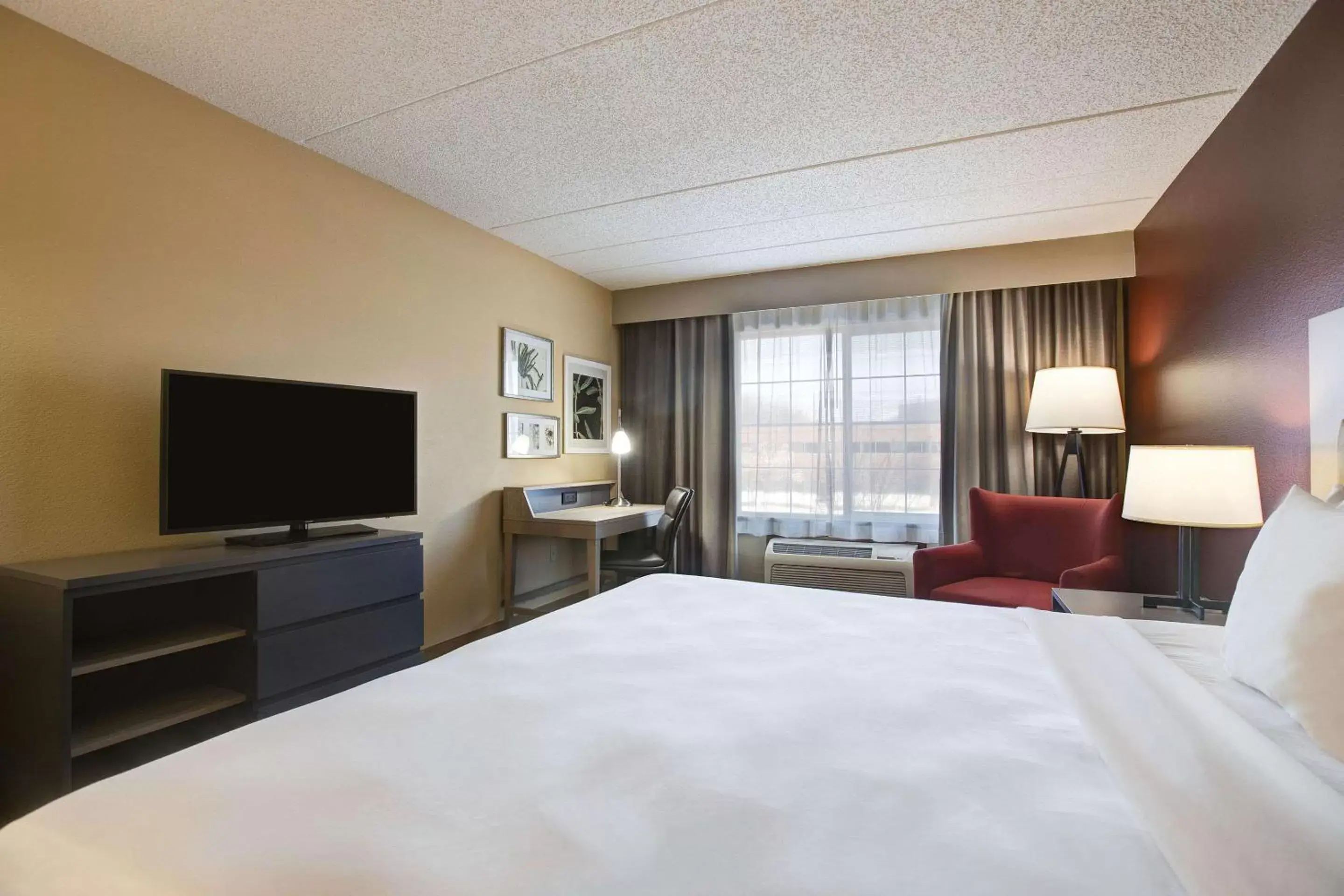 Photo of the whole room, Bed in Comfort Inn & Suites St. Paul Northeast