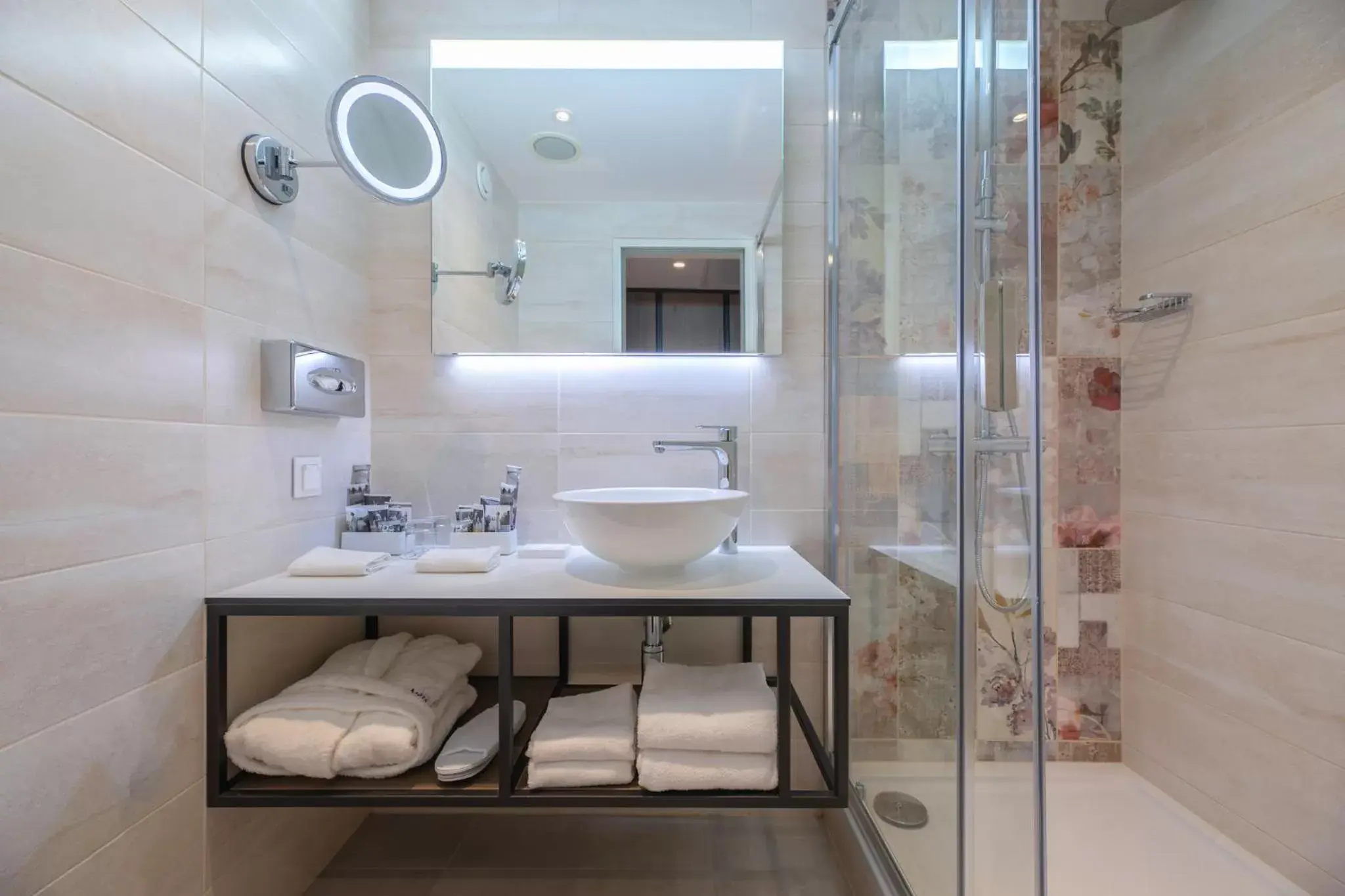 Shower, Bathroom in Mercure Budapest Korona