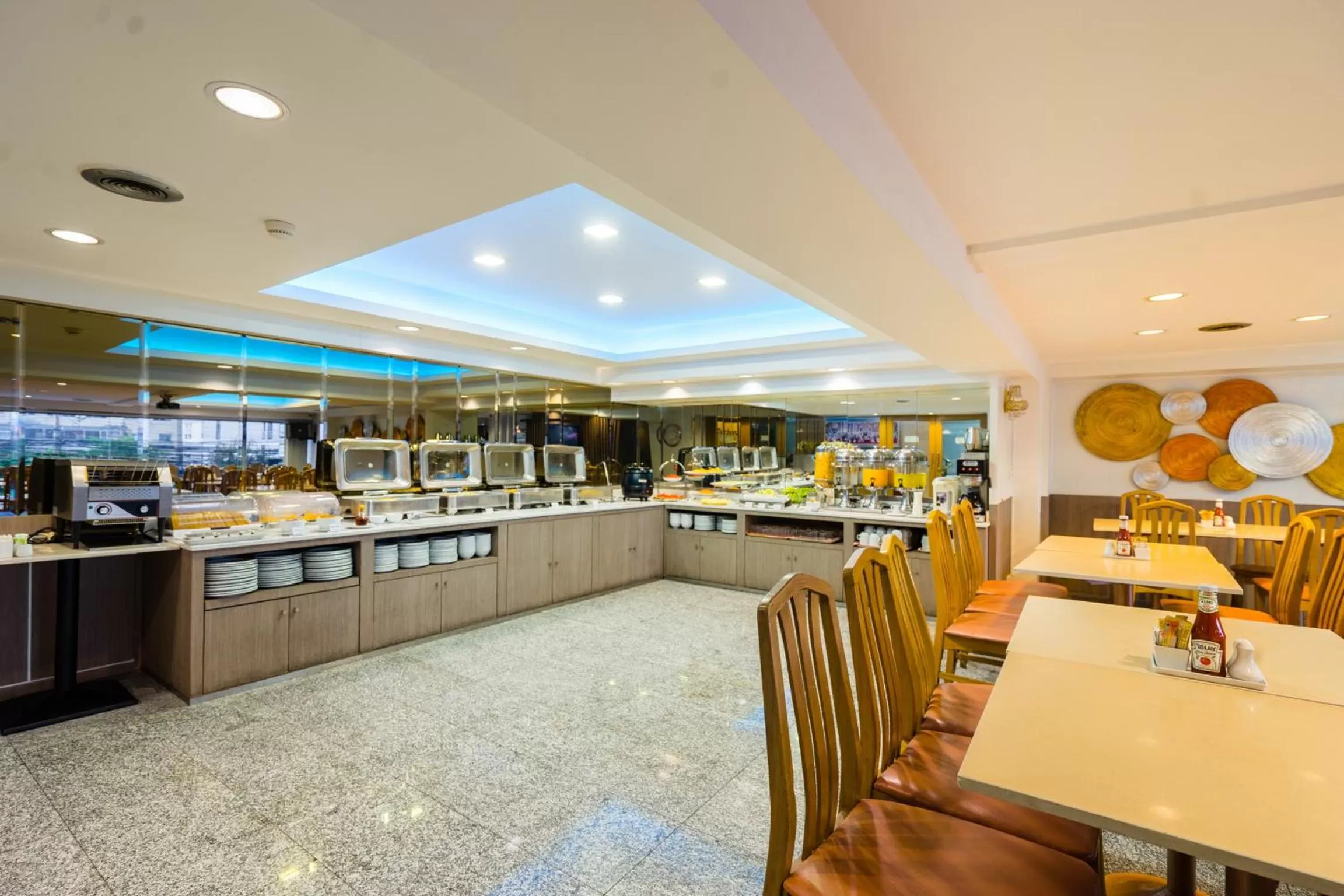 Buffet breakfast in Samran Place Hotel