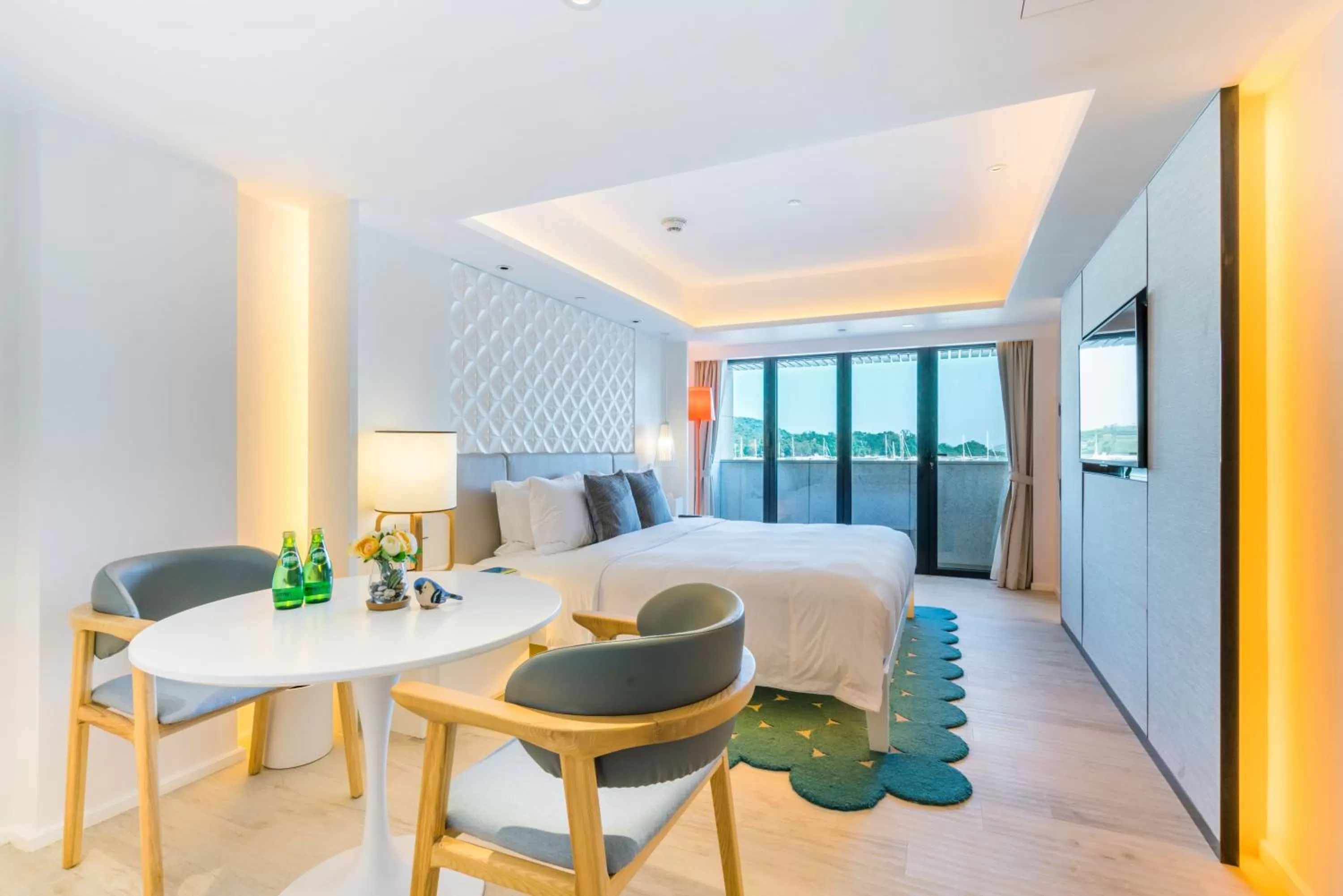 Seating area, Bed in The Pier Hotel