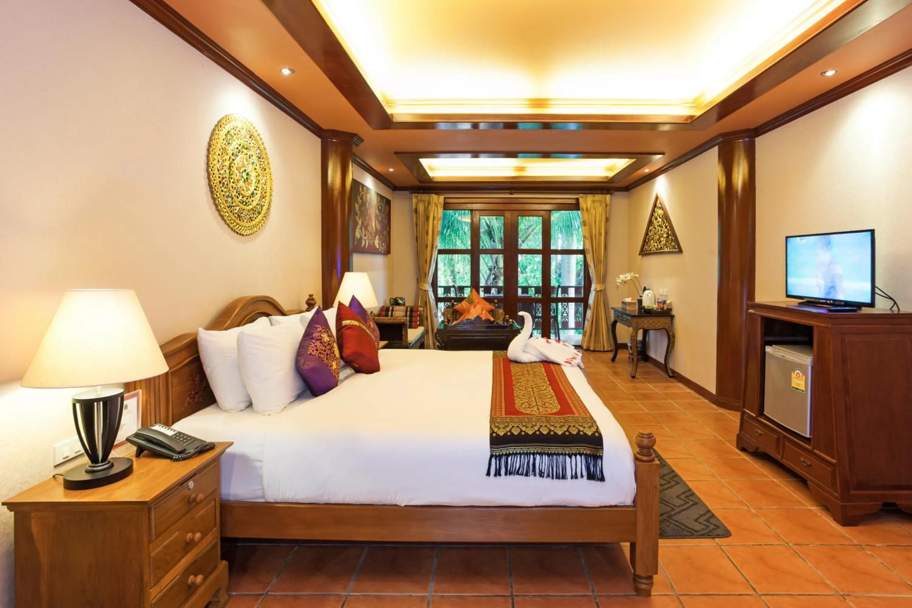 Bed in Royal Phawadee Village Patong - 2 Minutes walk to the beach