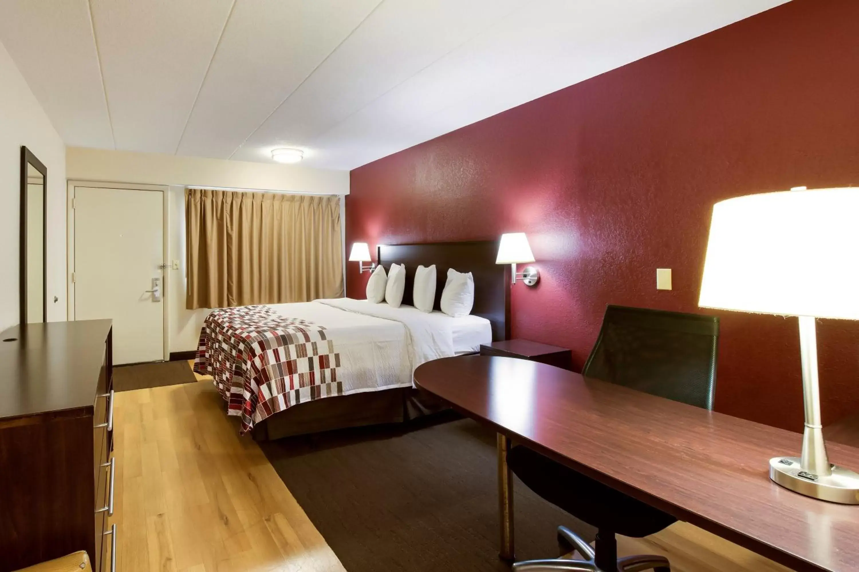 Photo of the whole room, Room Photo in Red Roof Inn Kalamazoo East – Expo Center