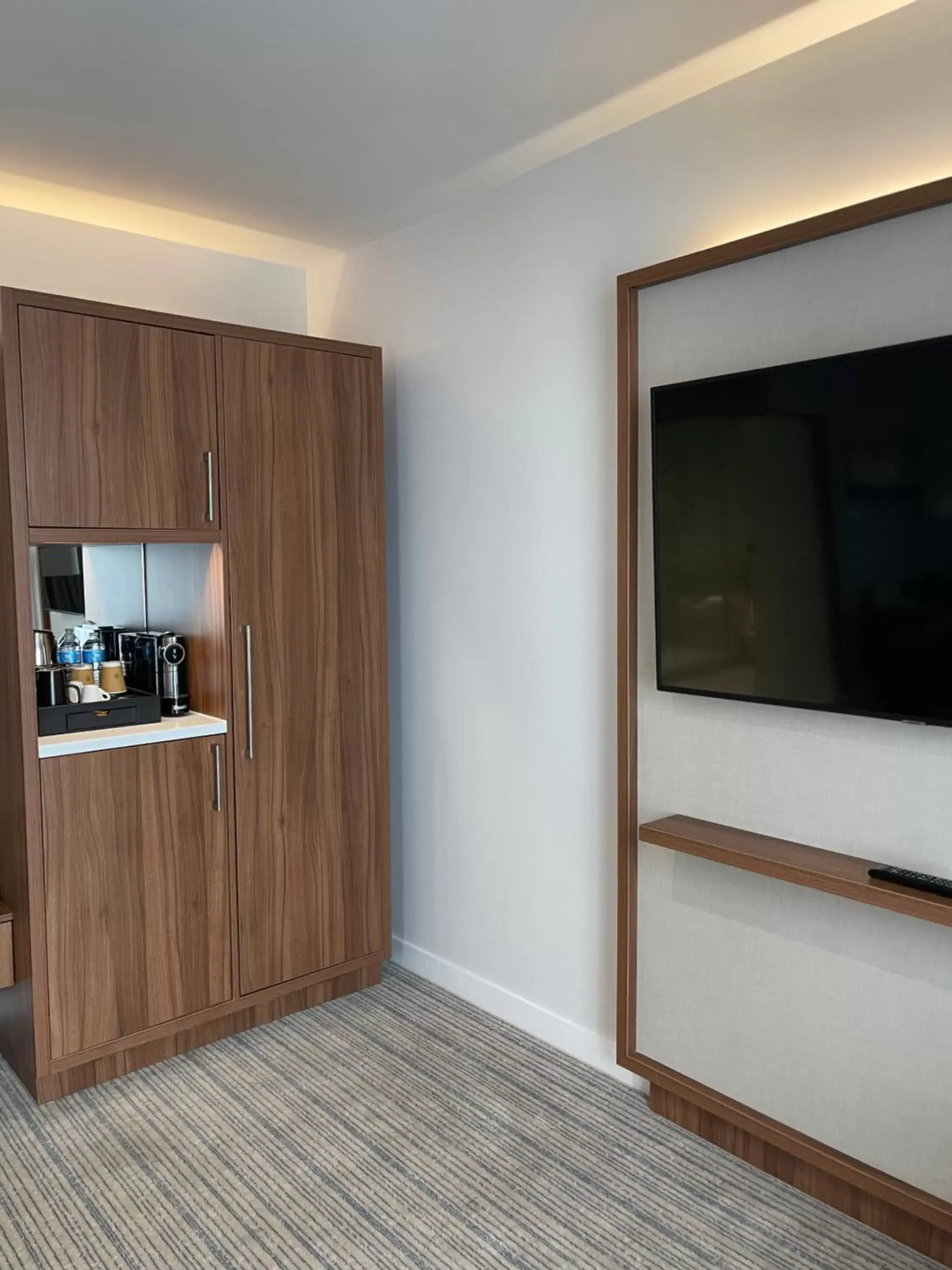 TV and multimedia, TV/Entertainment Center in Courtyard by Marriott London Heathrow Airport