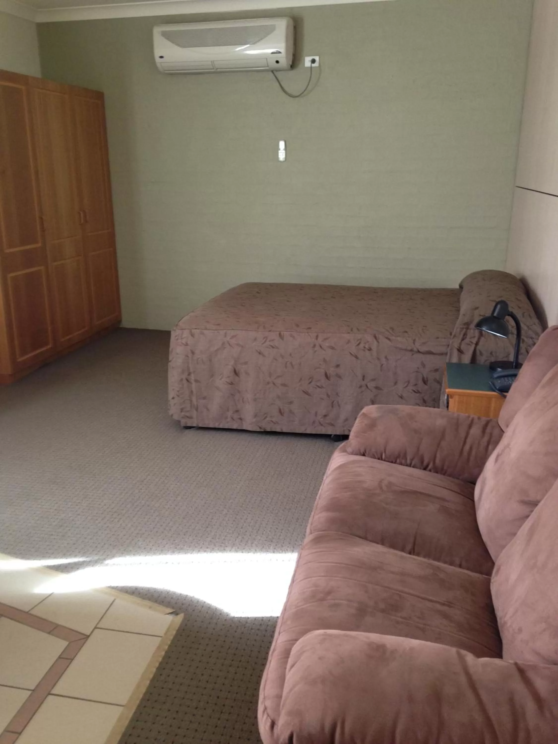Photo of the whole room in Francis Phillip Motor Inn and The Lodge
