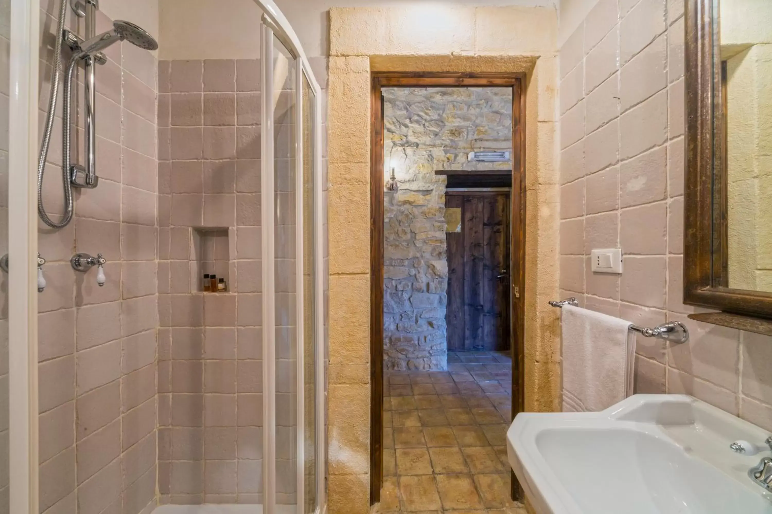 Bathroom in Masseria Fortificata Lo Zafferaneto