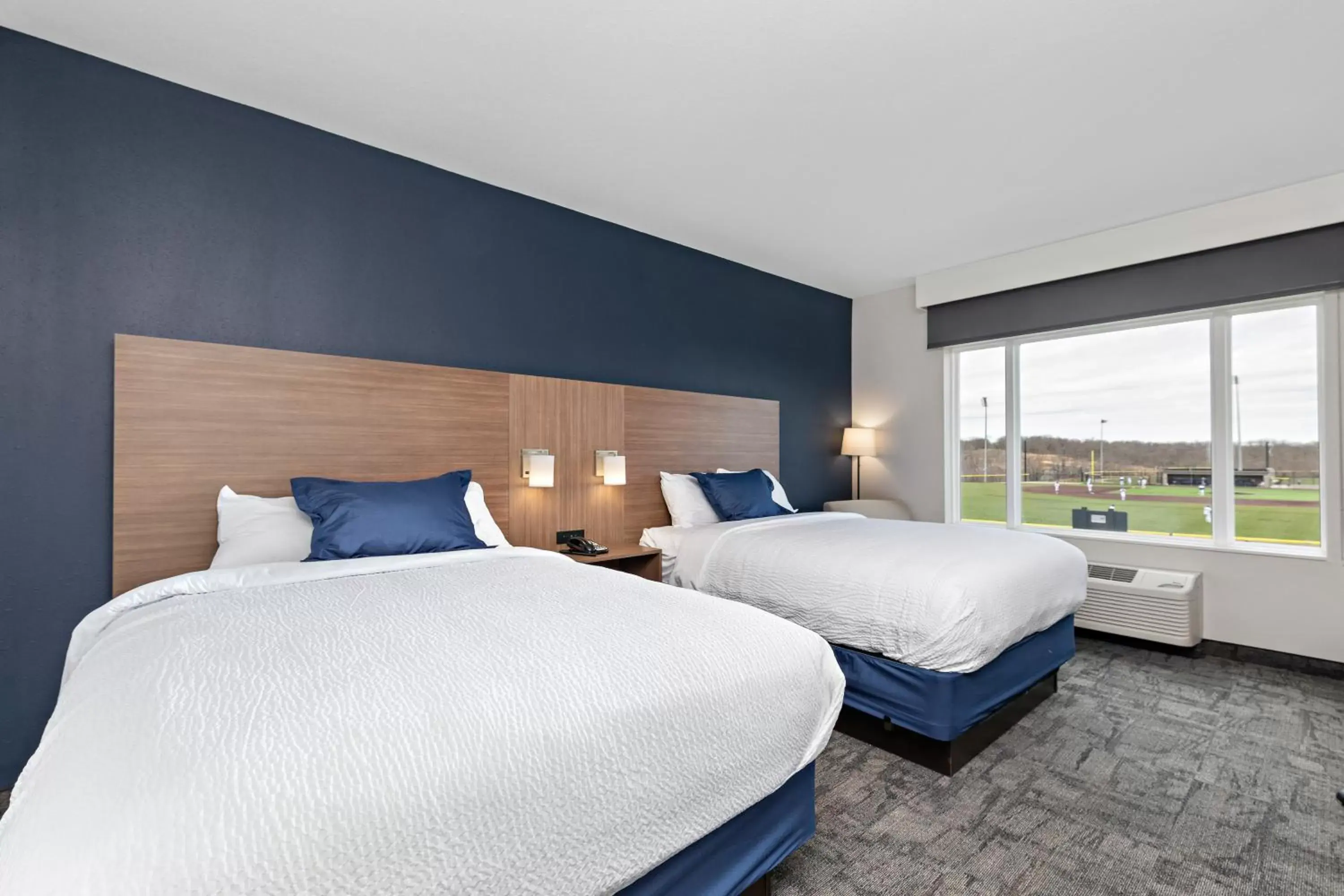 Bed in Holiday Inn Express Kansas City North Parkville, an IHG Hotel