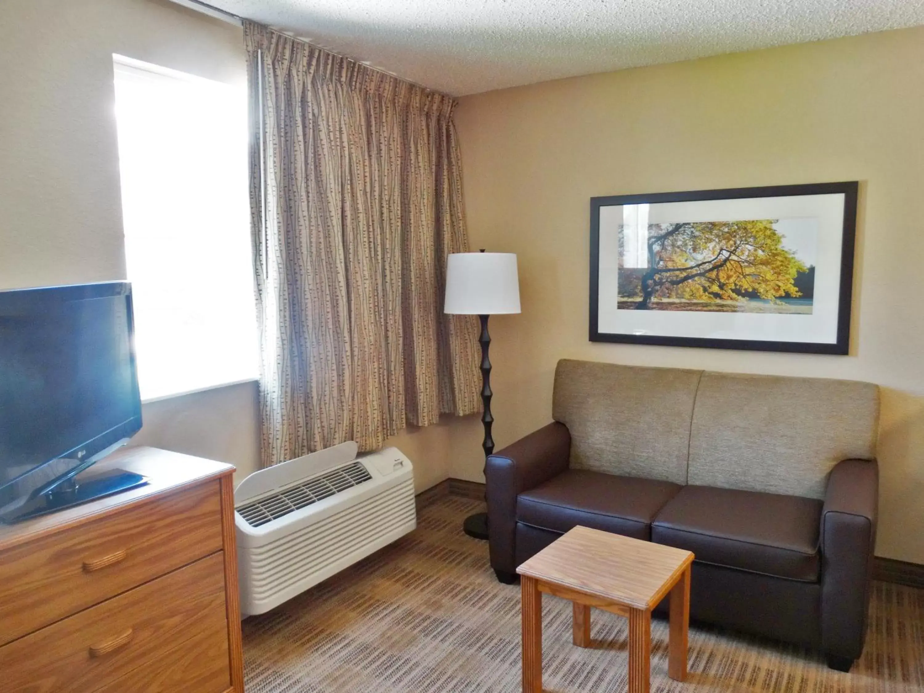 TV and multimedia, Seating Area in Extended Stay America Suites - Orlando - Lake Mary - 1040 Greenwood Blvd