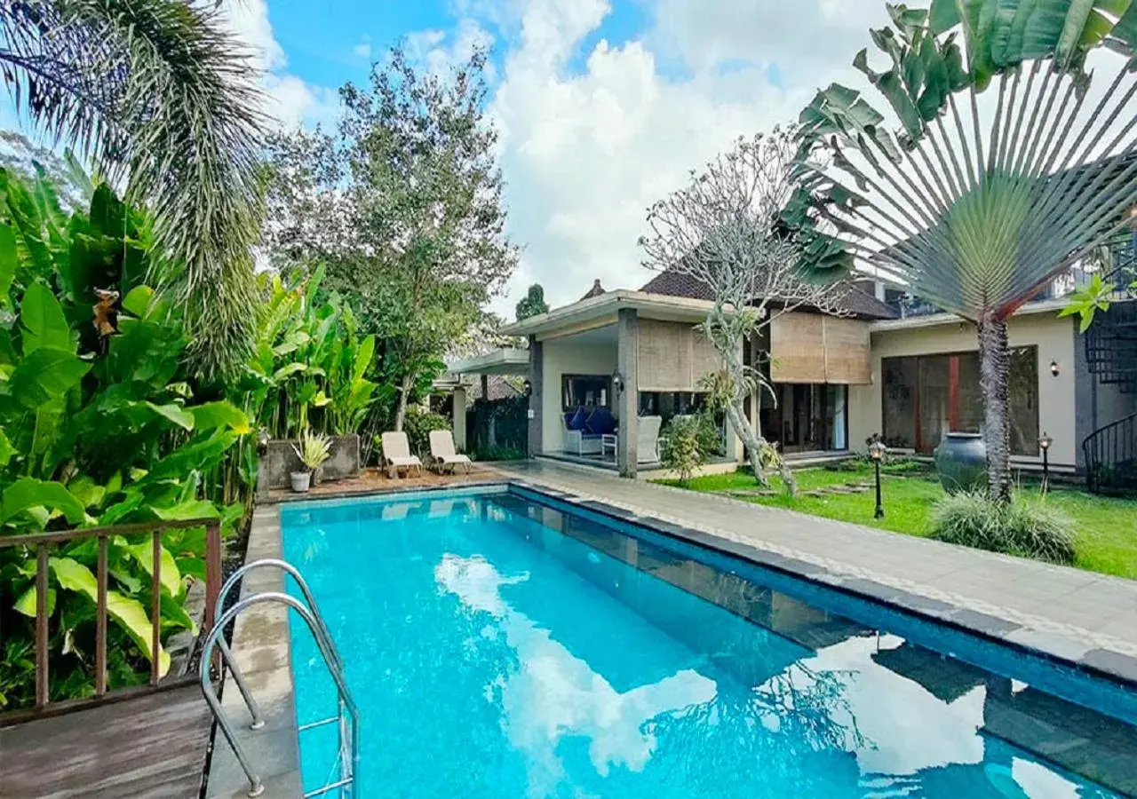 Swimming Pool in Villa Nirvana