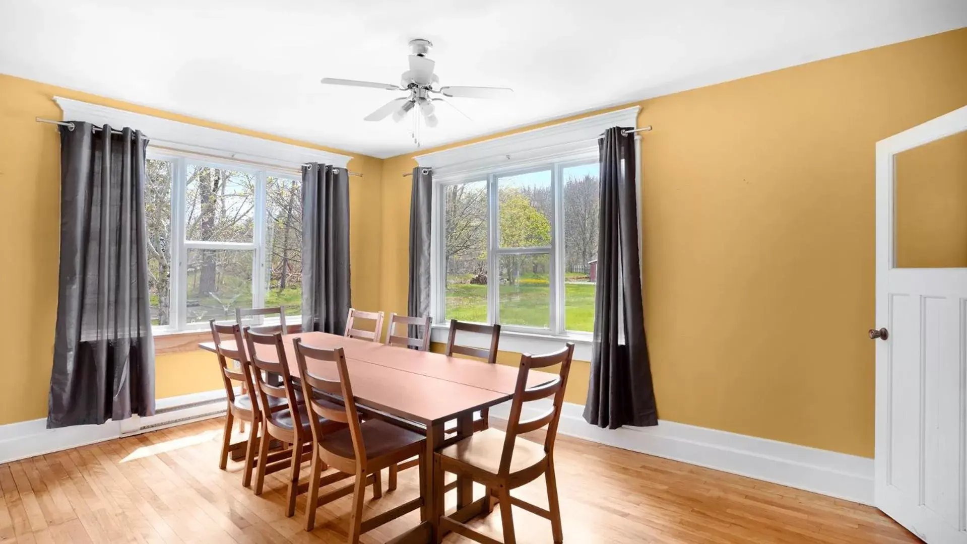 Dining Area in Homeport Motel