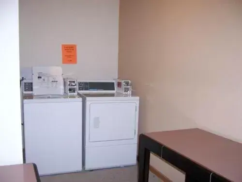 laundry, Kitchen/Kitchenette in Amber's Inn and Suites