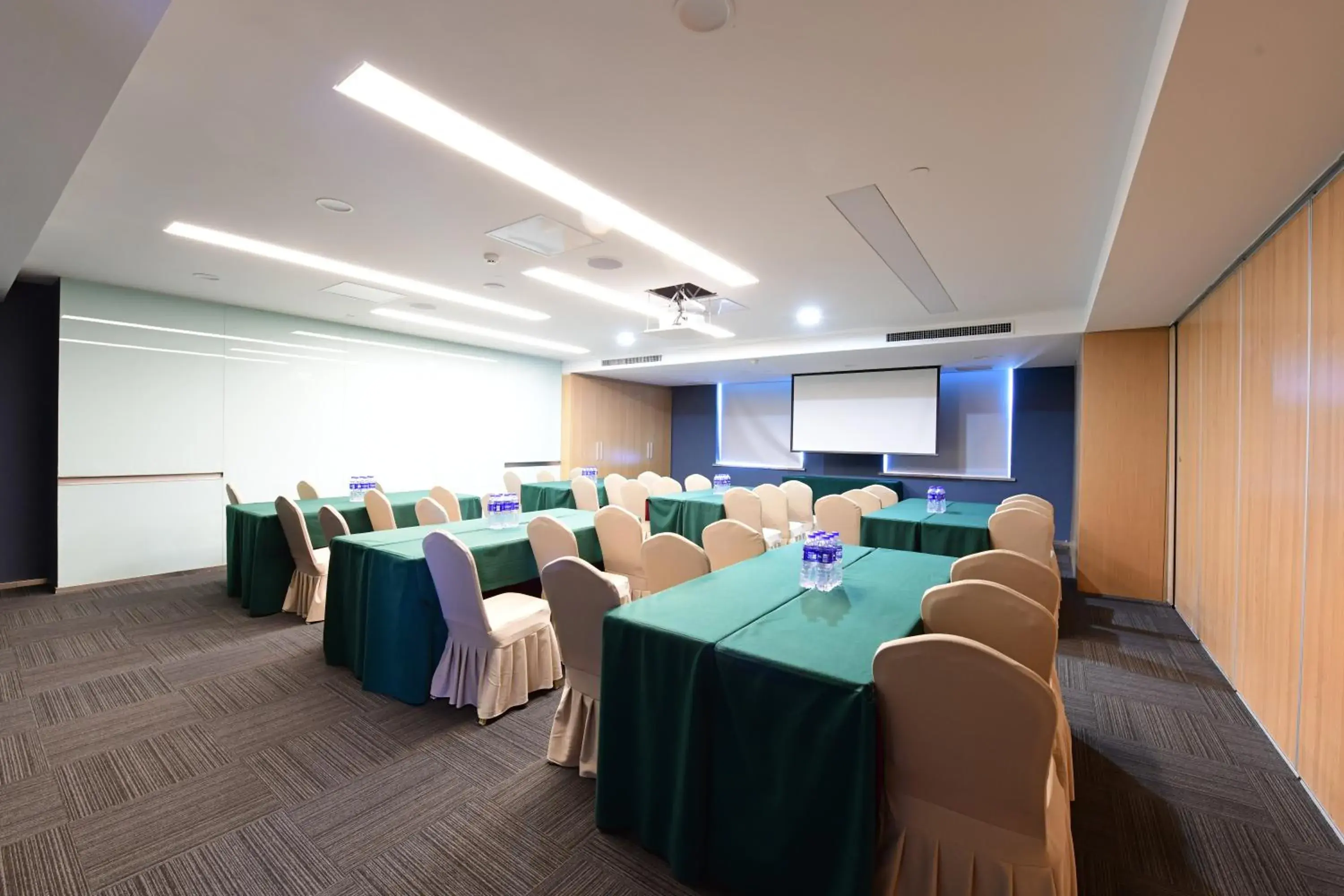 Meeting/conference room in Holiday Inn Express Changchun High-Tech Zone, an IHG Hotel