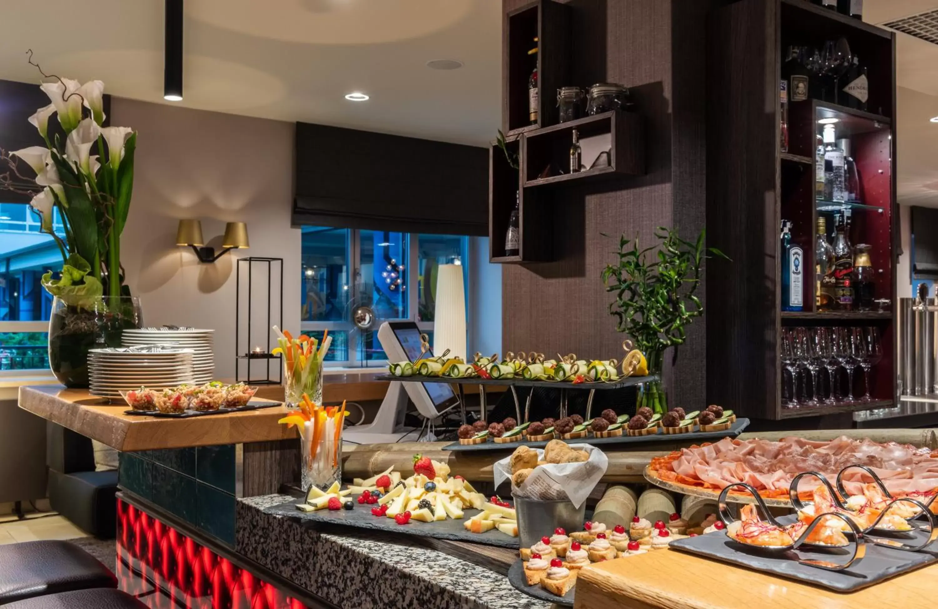 Lounge or bar in NYX Hotel Milan by Leonardo Hotels