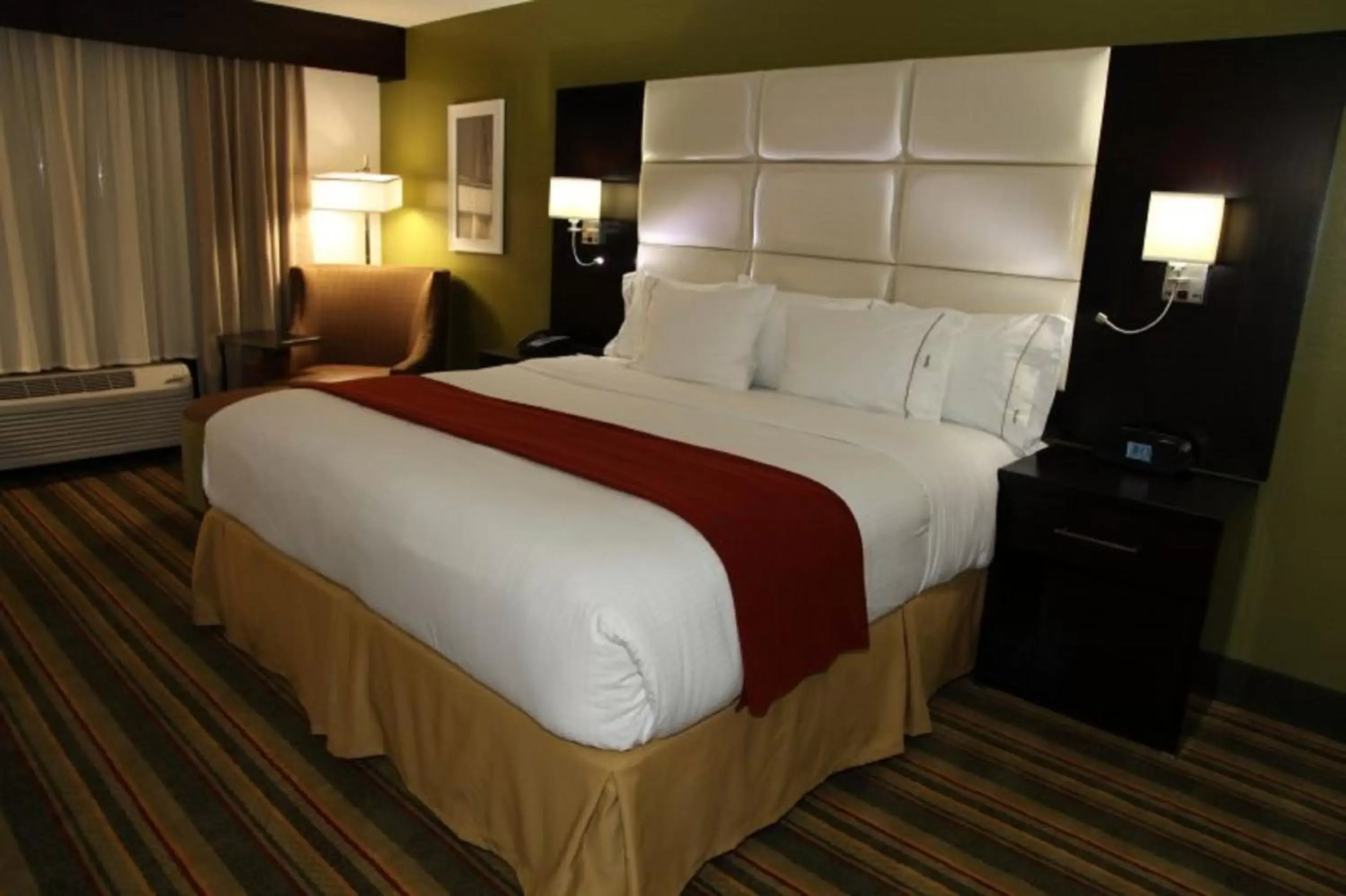 Photo of the whole room, Bed in Holiday Inn Express & Suites - Huntsville Airport, an IHG Hotel