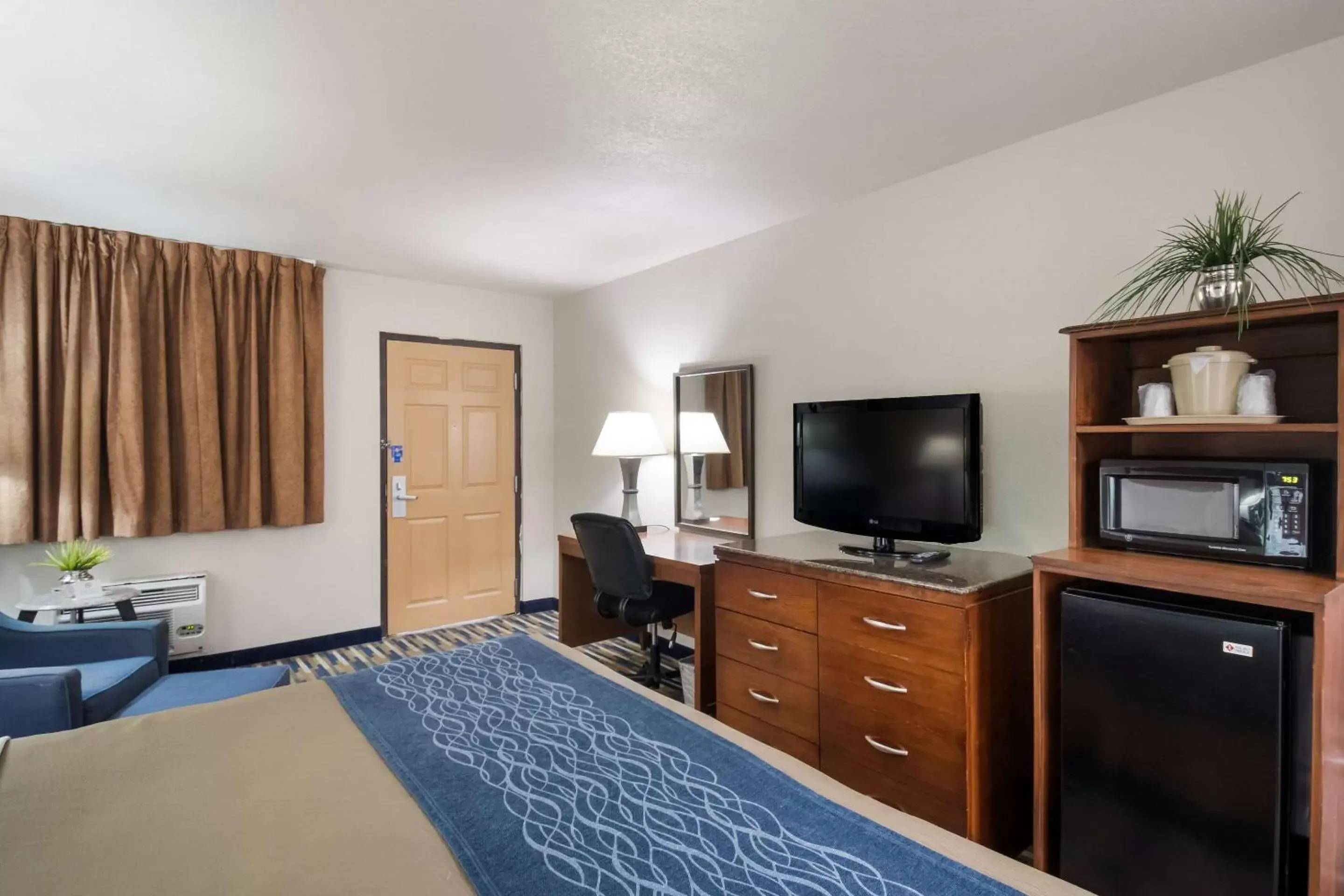 Bedroom, TV/Entertainment Center in Rodeway Inn Fort Morgan