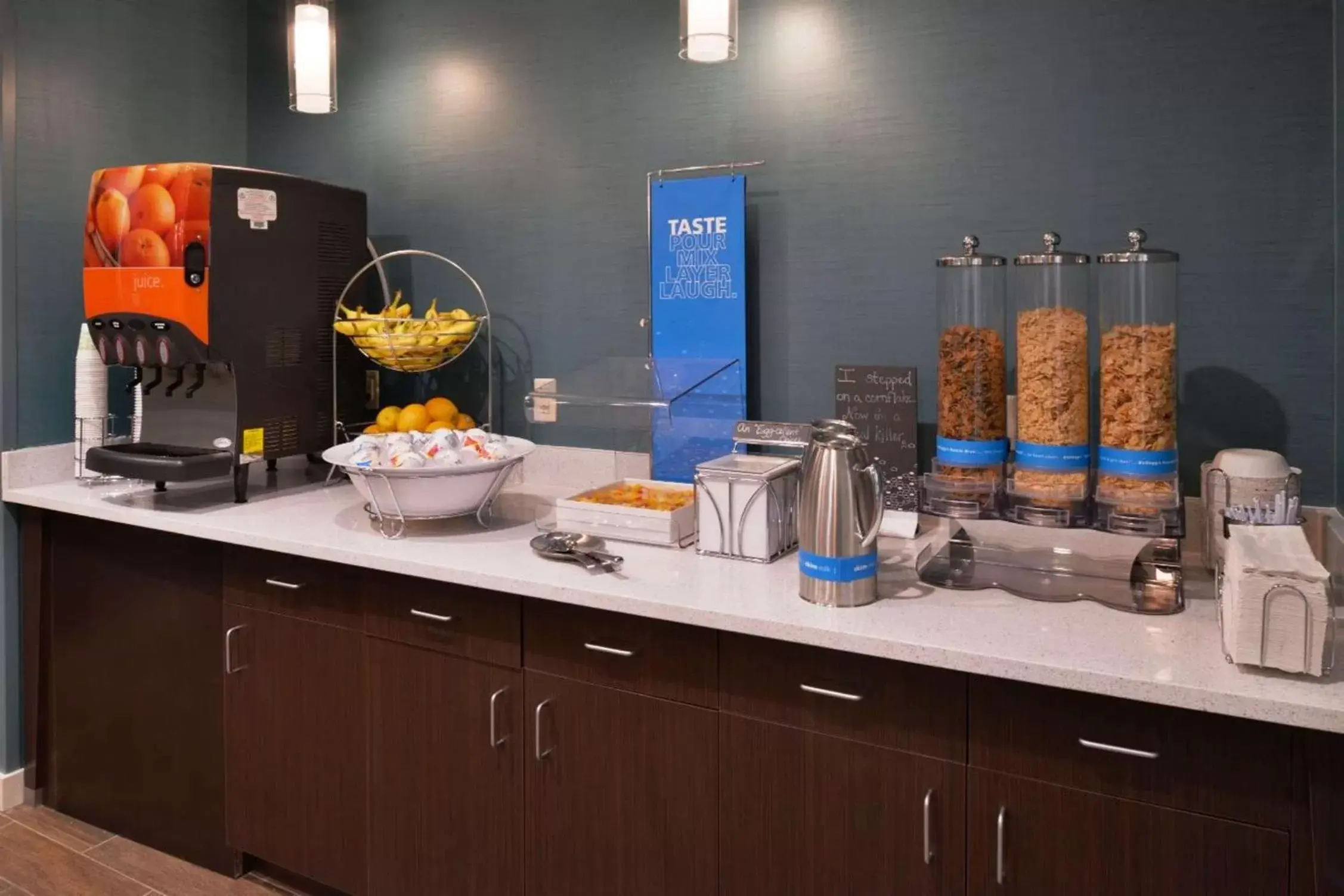 Dining area, Kitchen/Kitchenette in Hampton Inn Leavenworth