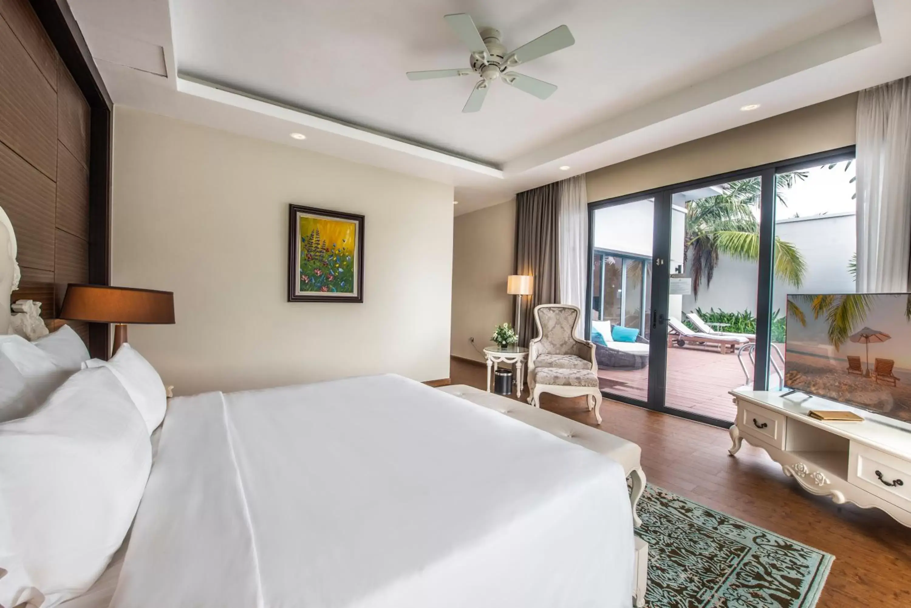 Bed in Vinpearl Resort & Spa Nha Trang Bay