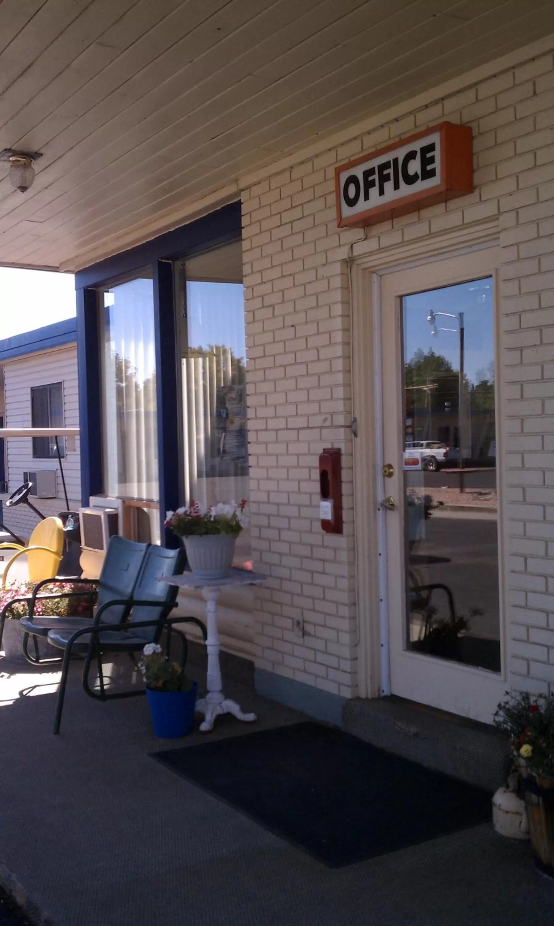 Patio in The Monticello Inn