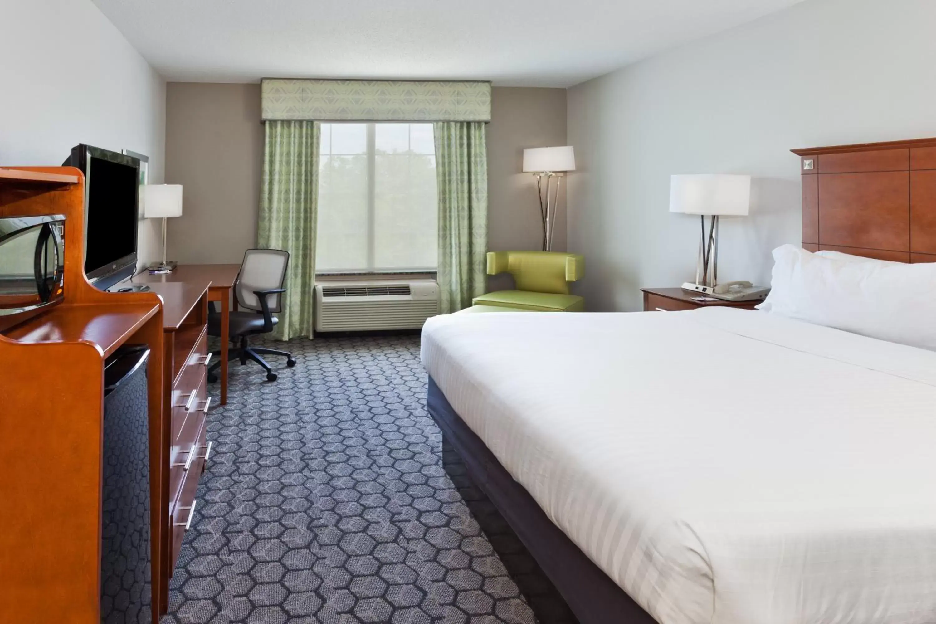 Photo of the whole room, Bed in Holiday Inn Express Phenix City-Fort Benning by IHG Photo of the whole room, Bed in Holiday Inn Express Phenix City-Fort Benning by IHG