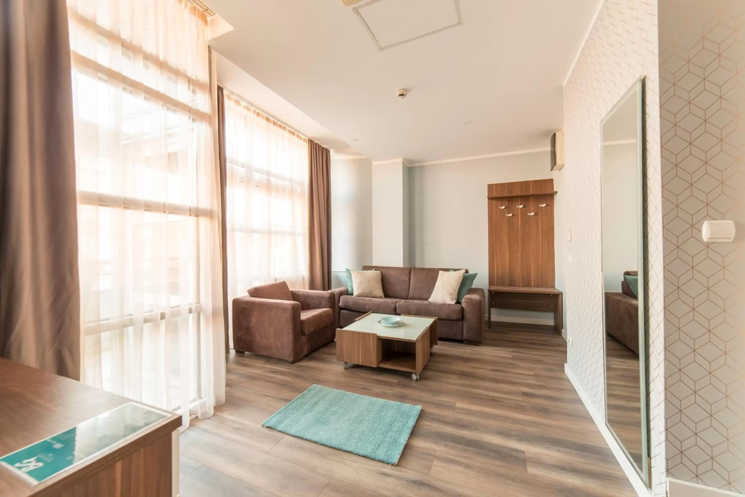 Shower, Seating Area in Balkan Hotel Garni