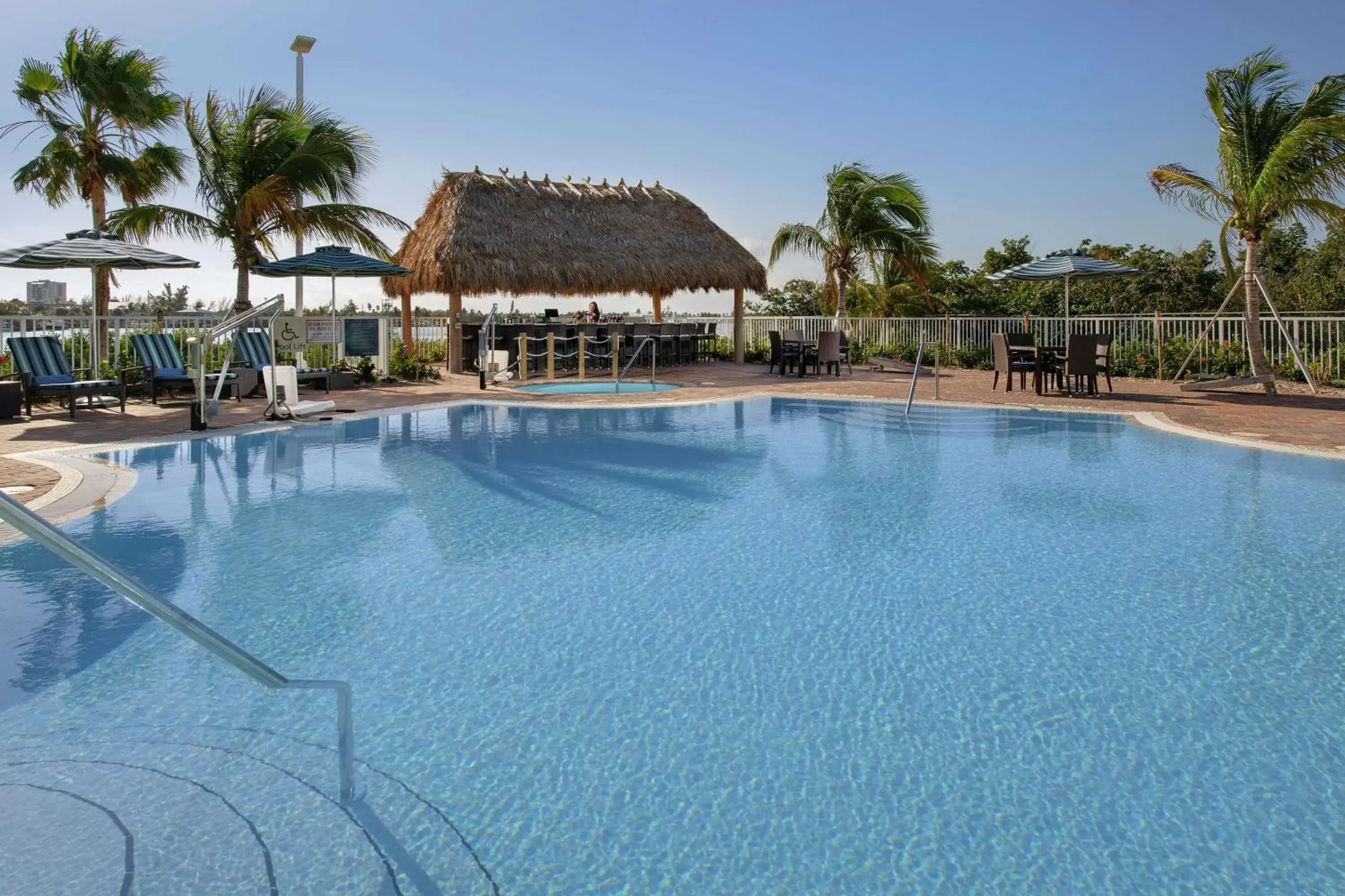 Pool view, Swimming Pool in Hampton Inn Marathon - Florida Keys