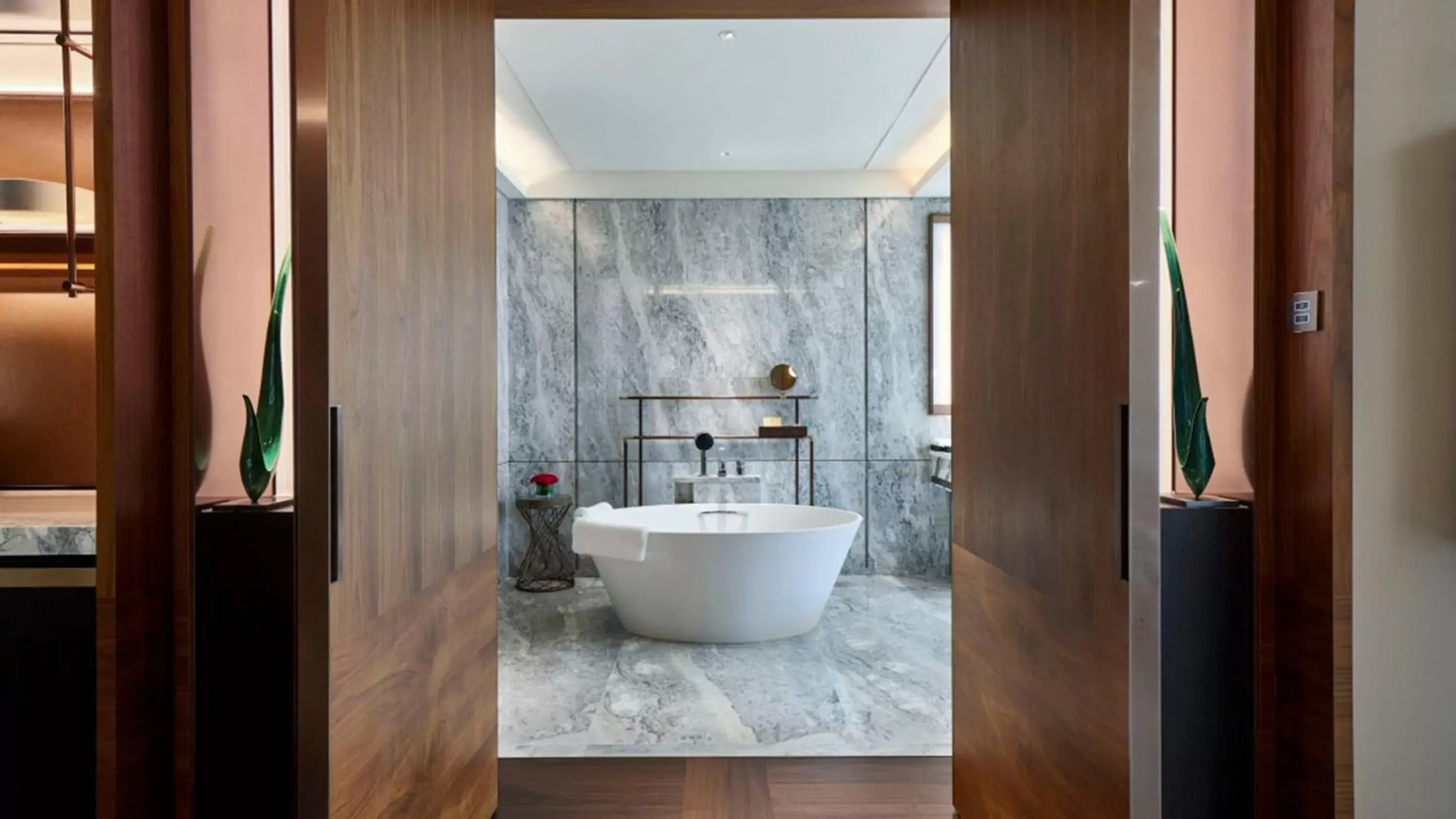 Photo of the whole room, Bathroom in InterContinental Zhuhai, an IHG Hotel