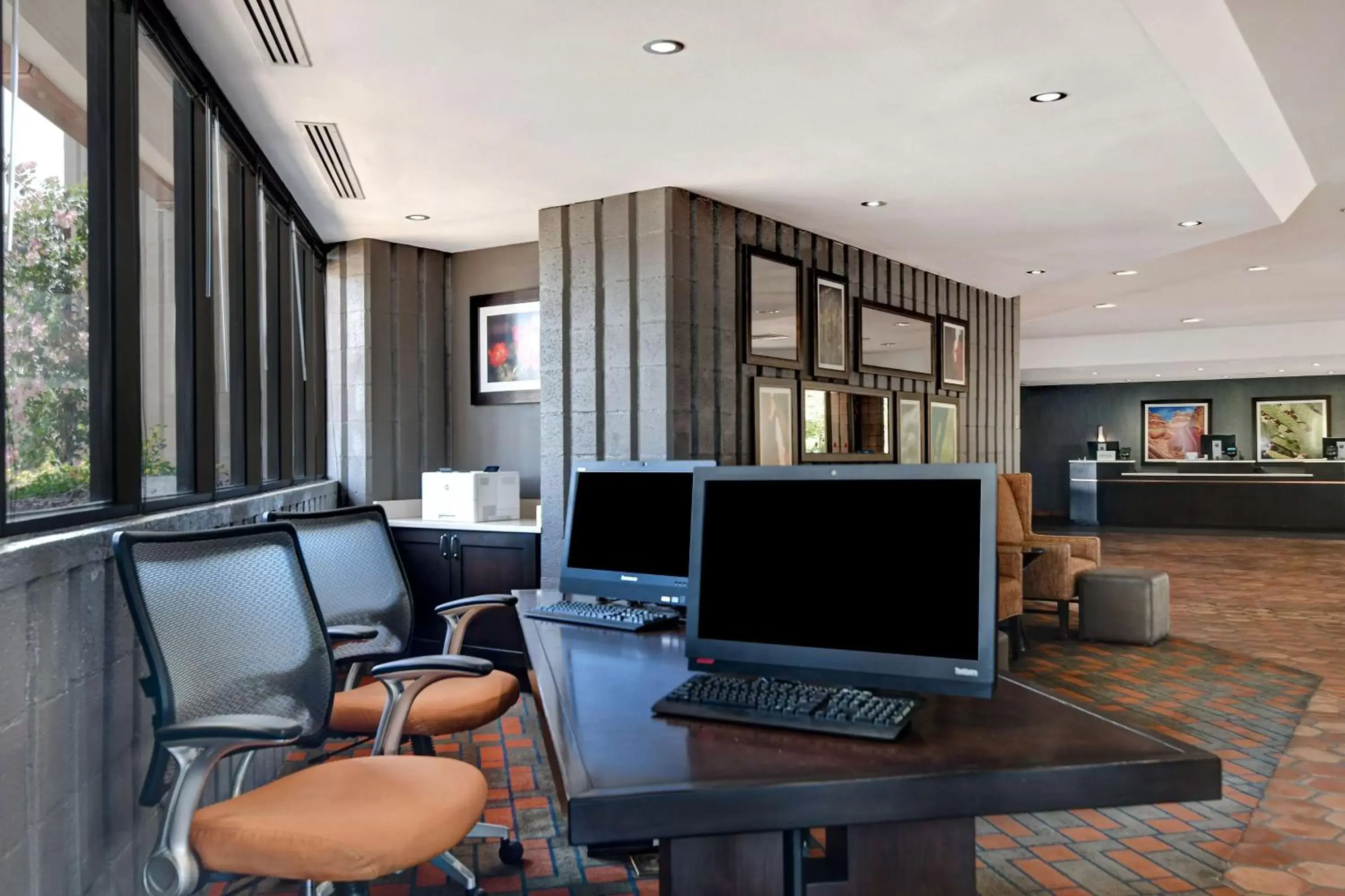 Business facilities in DoubleTree by Hilton Phoenix- Tempe