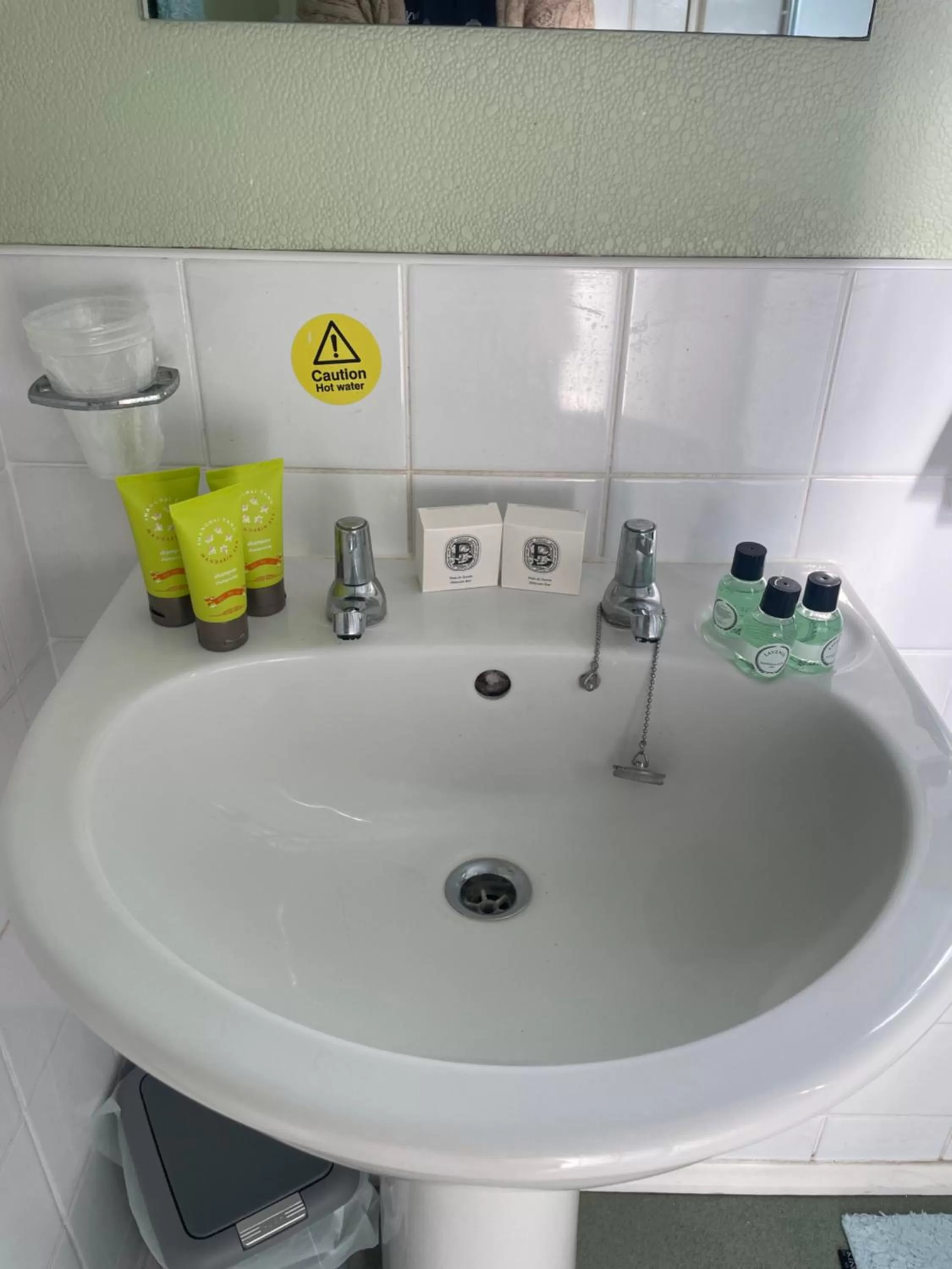 Bathroom in Ivydene Guest House