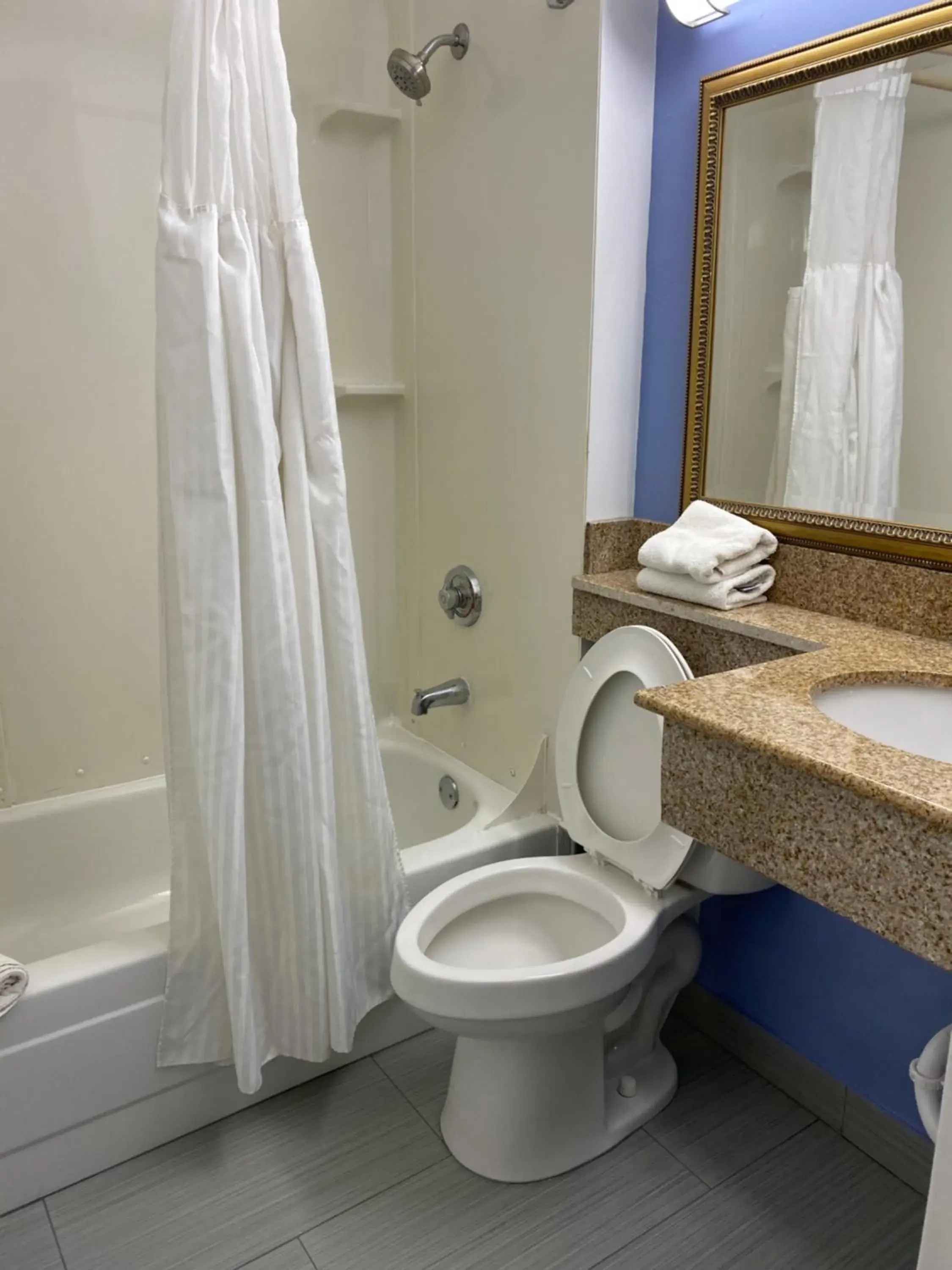 Bathroom in Executive Inn Chillicothe