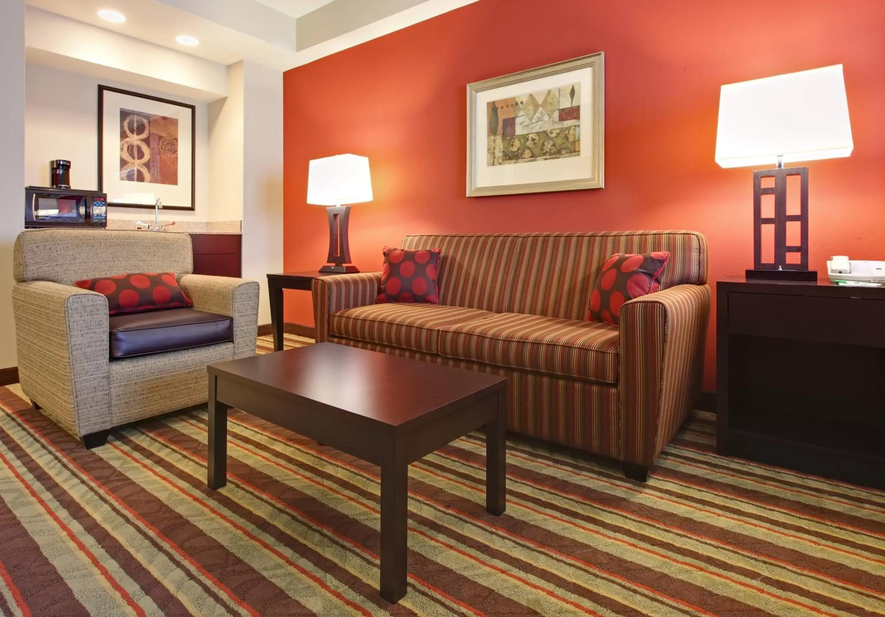 Photo of the whole room, Seating Area in Holiday Inn Blytheville, an IHG Hotel