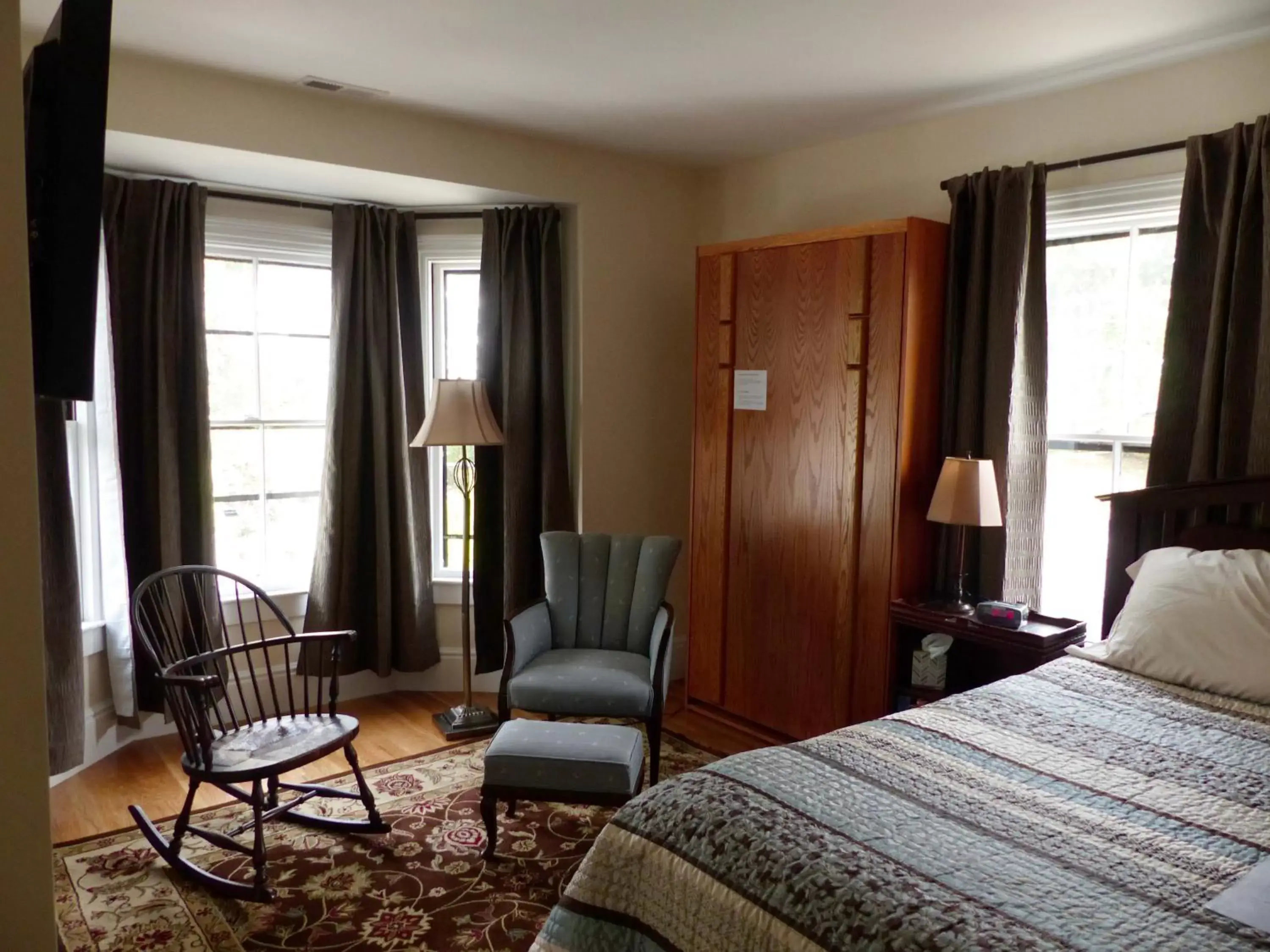 Bedroom, Bed in Davis Square Inn