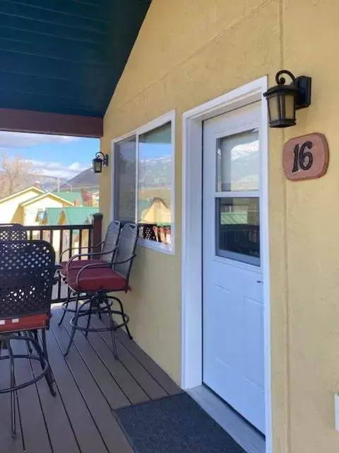 Balcony/Terrace in Yellowstone Riverside Cottages