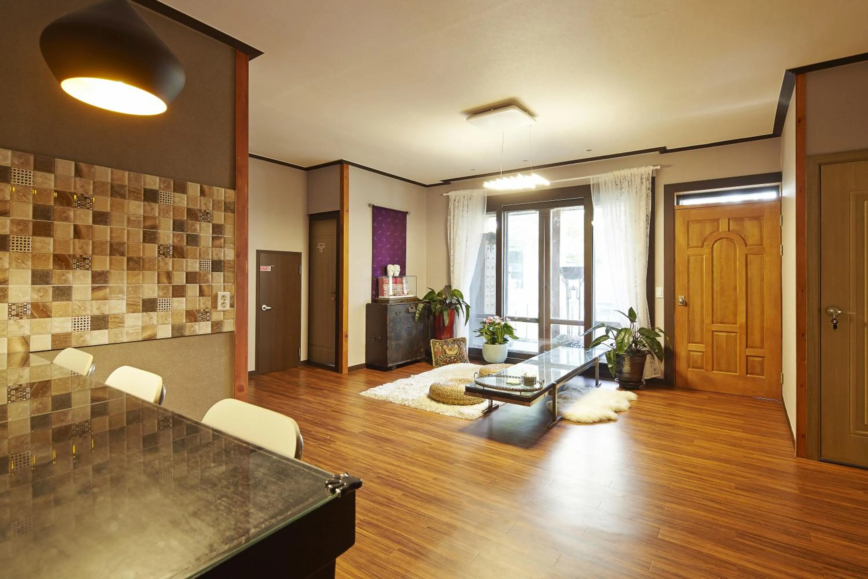 Communal lounge/ TV room in Jiwoljang Guesthouse