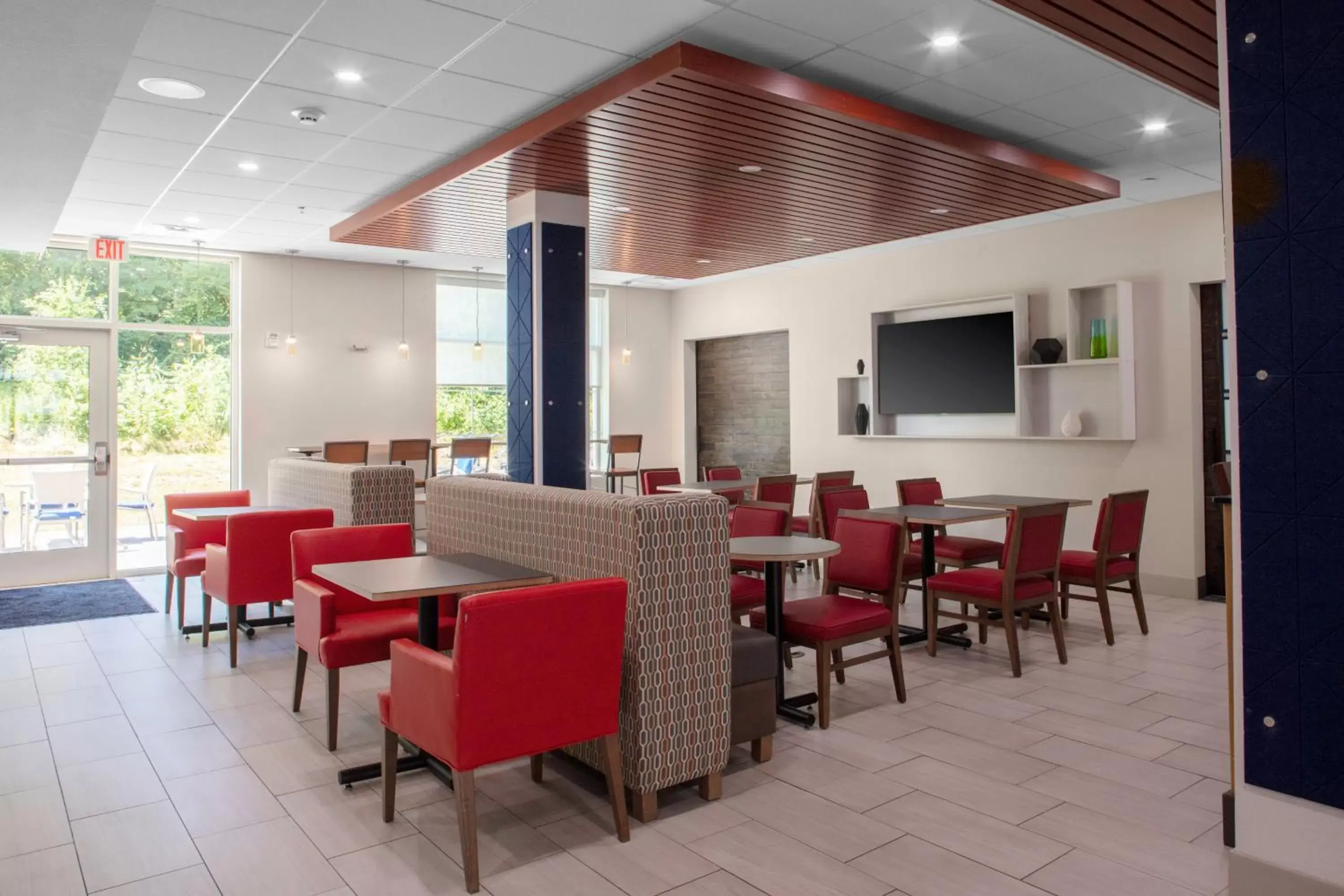 Breakfast, Lounge/Bar in Holiday Inn Express - Wells-Ogunquit-Kennebunk, an IHG Hotel