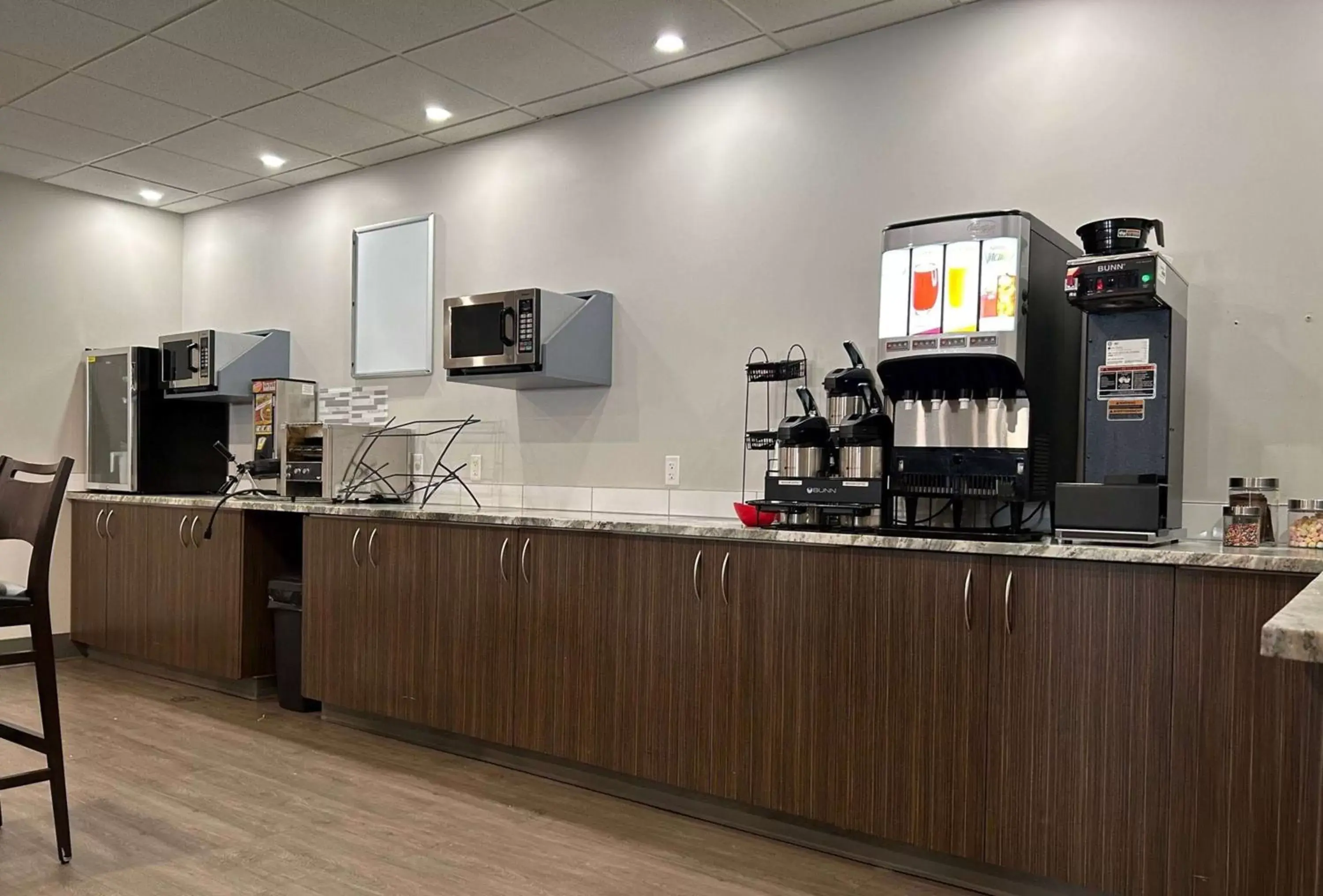 Breakfast, Kitchen/Kitchenette in Howard Johnson by Wyndham Thunder Bay