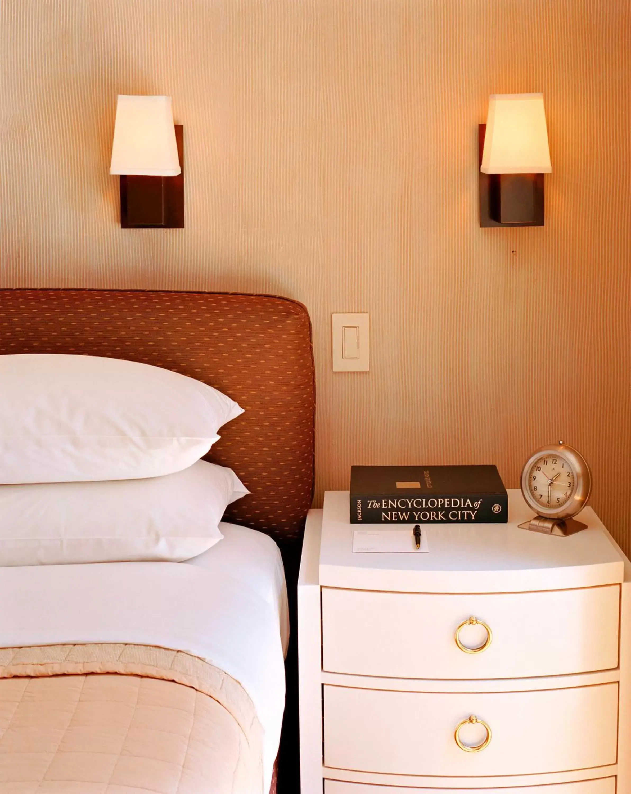 Bedroom, Bed in City Club Hotel